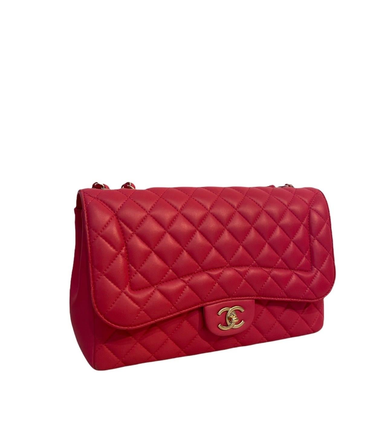 Chanel’s iconic Jumbo edition bag in fuchsia quilted leather with silver hardware.  Features a front flap with CC turn lock. The interior is lined with a fuchsia fabric and has an internal pocket.  The bag is equipped with a silver chain and fuchsia