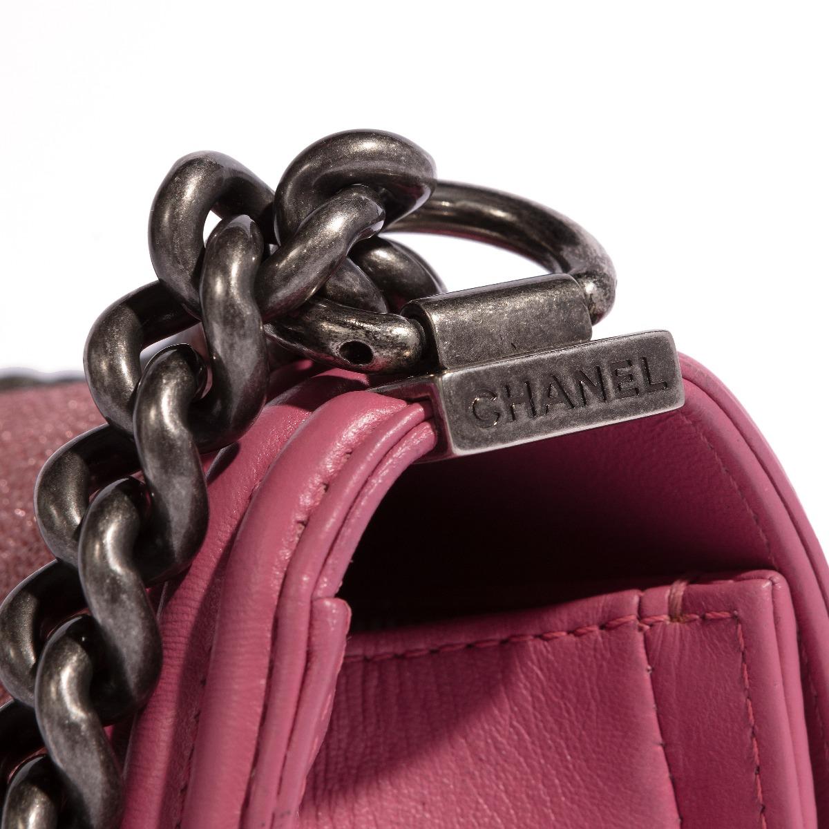 Chanel - Sac Le Boy en cuir rose Excellent état - En vente à London, GB