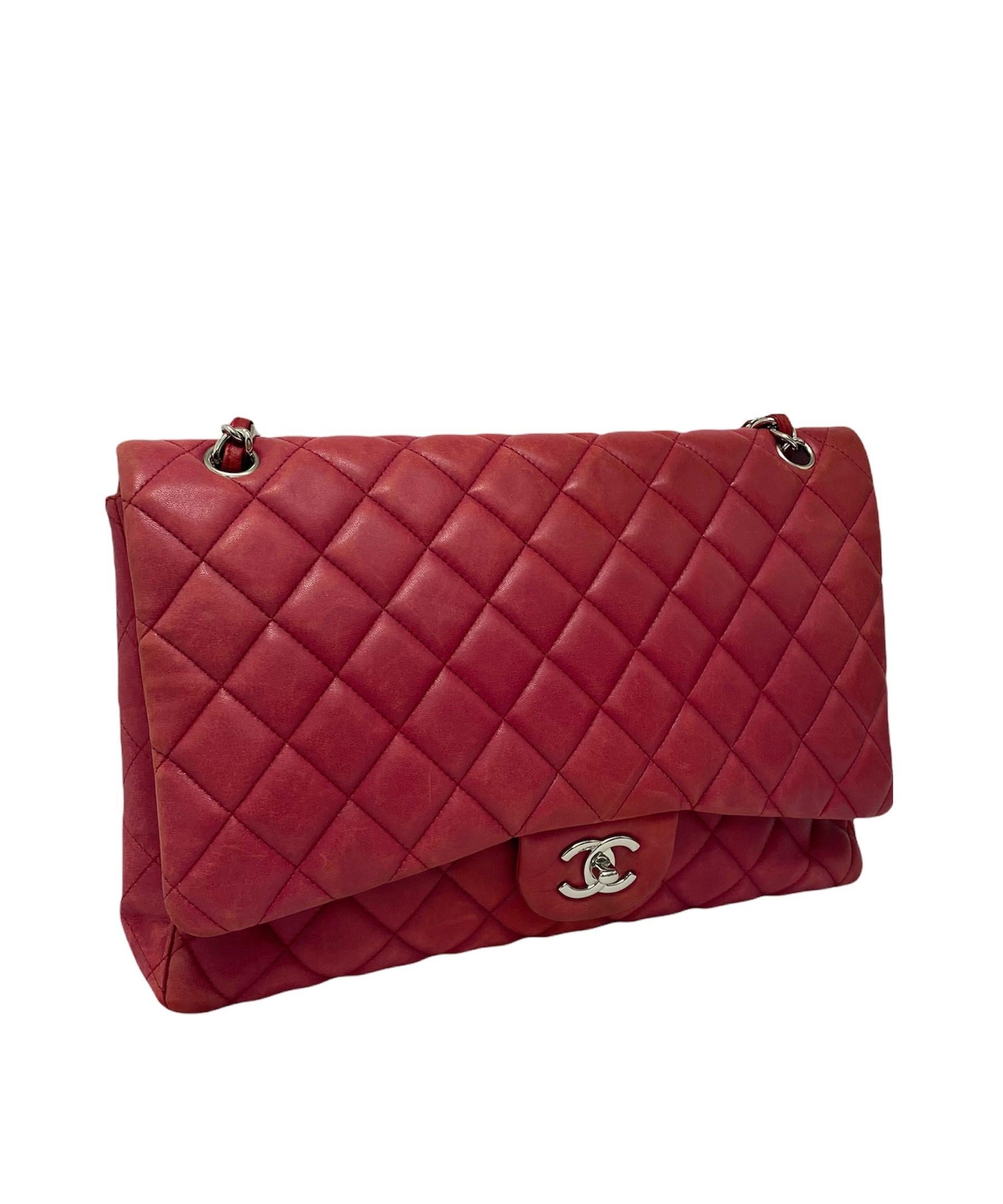 Chanel Maxi Jumbo Single Flap edition bag in pink quilted leather with silver hardware.  The bag features a front flap with CC interlocking closure.  The interior is lined with smooth pink leather. Inside the bag is equipped with 2 side pockets