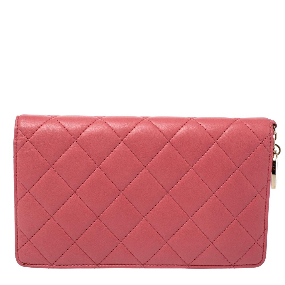 This Chanel wallet is an example of the brand's fine designs blended finely with the latest trends in fashion. The exquisite design of this pink wallet adds a classic finish to your overall look. Comfortable and easy to carry, this Porte Bonheur
