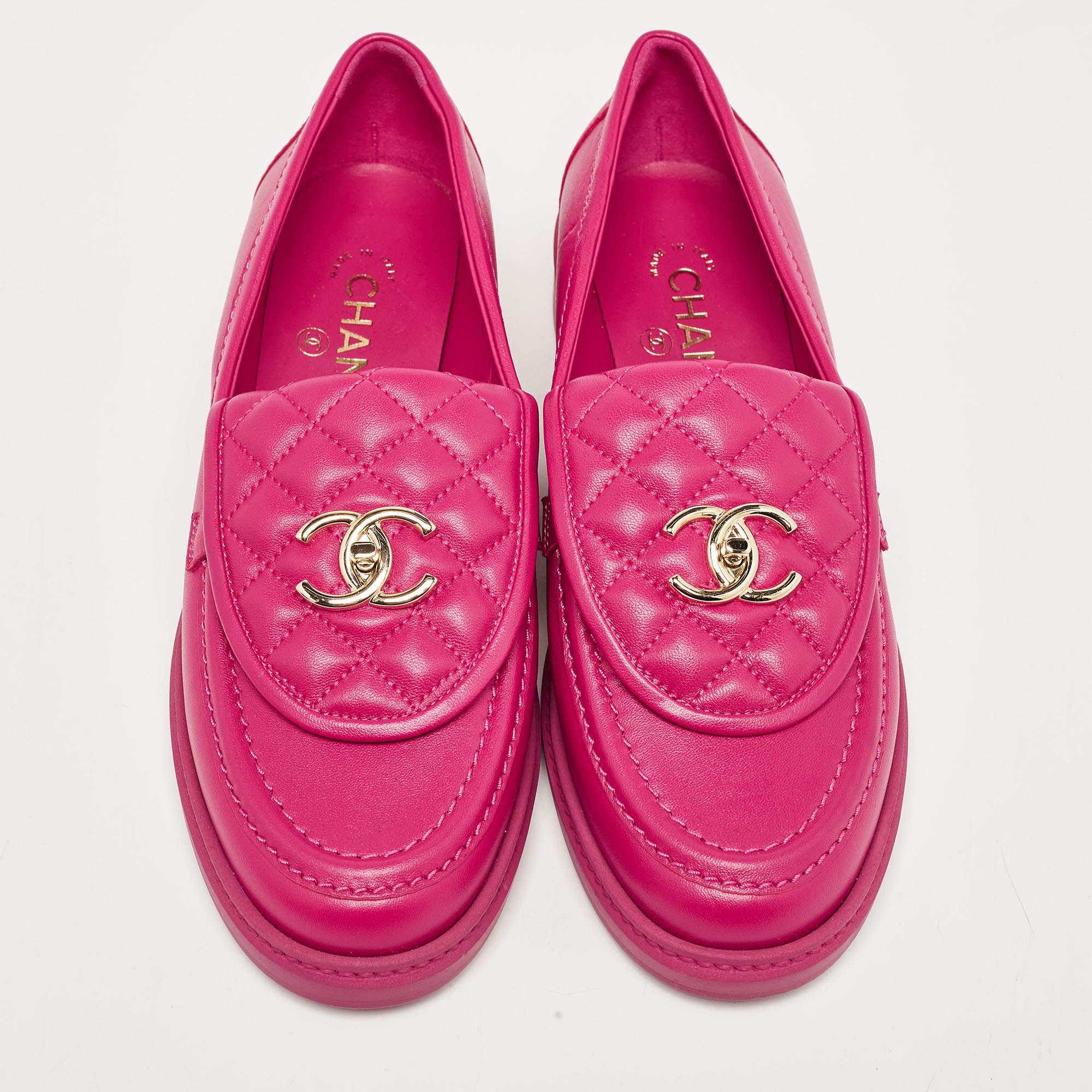 Chanel Pink Leather Quilted Flap CC Turn Lock Loafers Size 39.5 In Excellent Condition In Dubai, Al Qouz 2