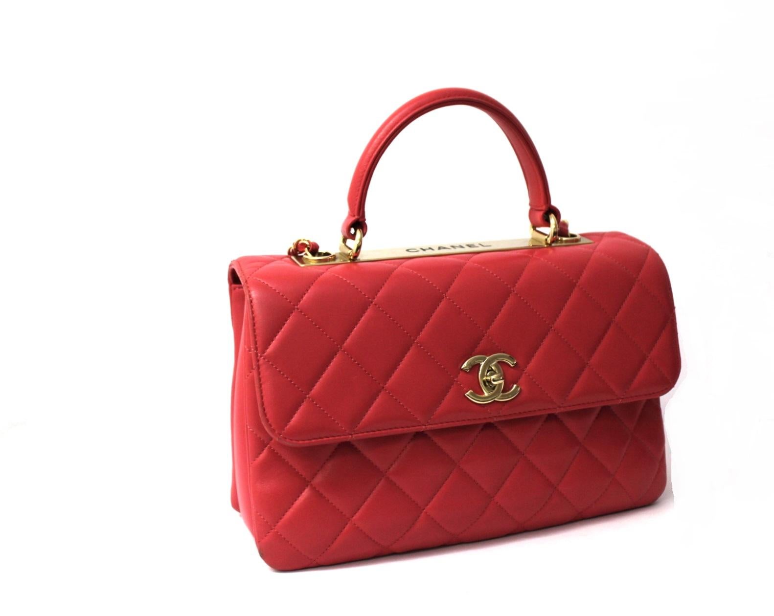 Favolosa borsa di Chanel modello Trendy CC realizzata in morbida pelle rosa con hardware dorati.
Chiusura con logo CC, internamente abbastanza capiente.
Munita di tracolla in pelle e catena, e manico superiore in pelle.
La borsa si presenta in buone