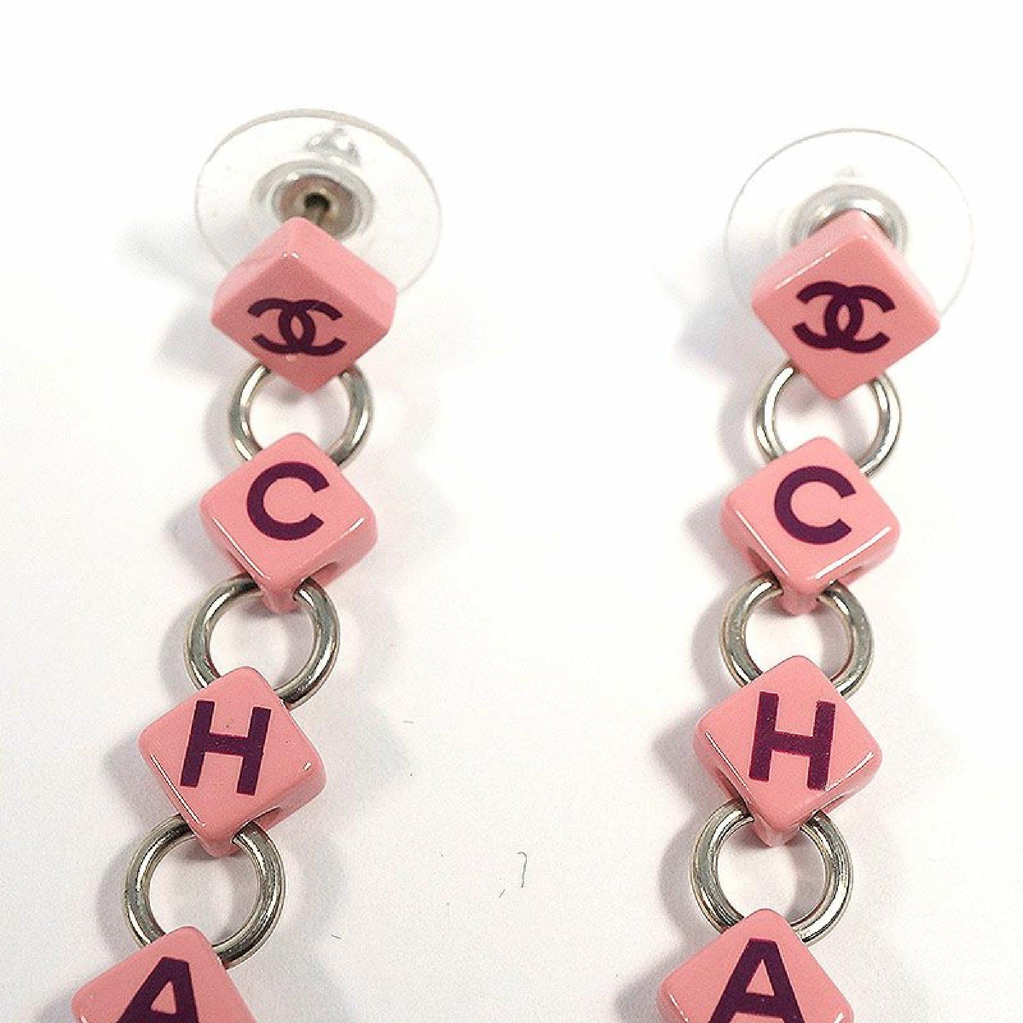 An authentic CHANEL pink logo Cube GP Womens Earrings. The color is Gold. The outside material is GP. This item is Contemporary. The year of manufacture would be 1986.
Rank
AB signs of wear (Small)
Used products in good condition with signs of wear