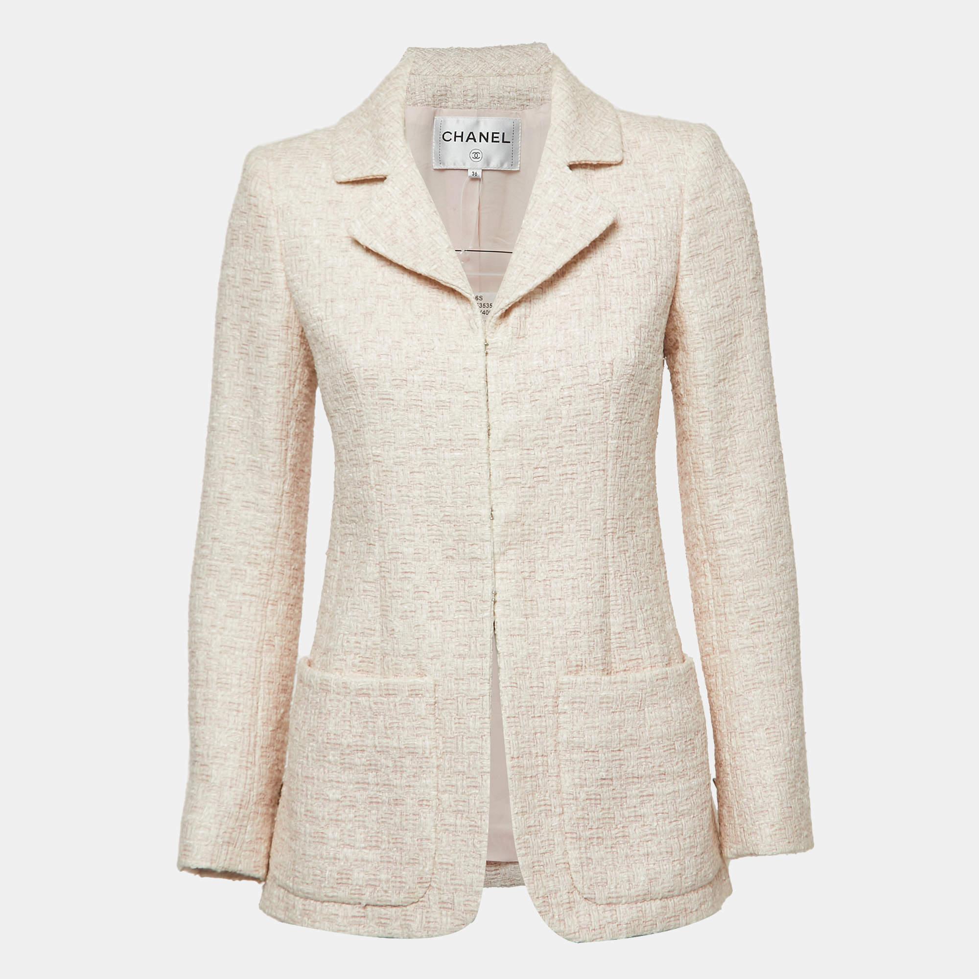 With a blend of feminine class and vintage style, Chanel brings to you a stunning Tweed jacket! Made in a pretty pink color, it combines with hook closure and also a sleek collar. The blazer style and lapel make it perfect to pair with a solid