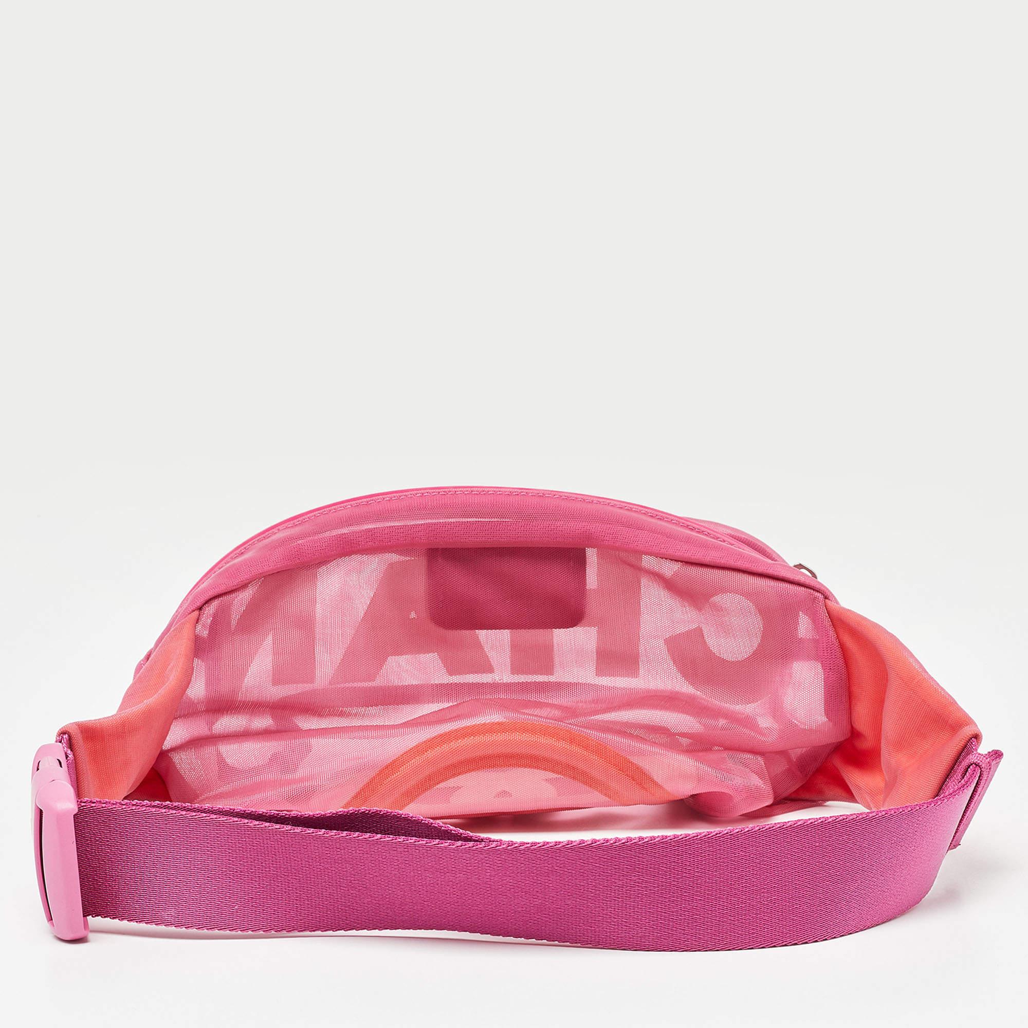 This uber-stylish Chanel waist belt bag aims to be an elevating piece. It is carefully created using mesh & fabric and has the brand name on the front. See how it transforms a T-shirt dress or a solid jumpsuit!

