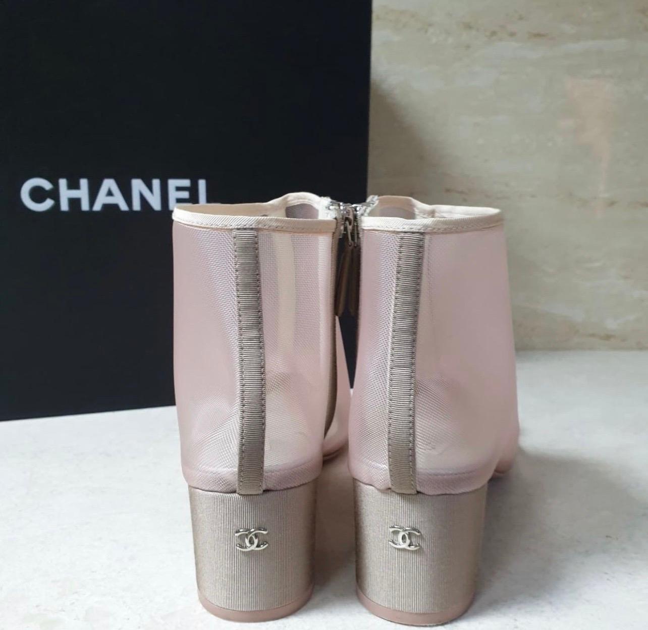 Kurze Chanel-Stiefeletten aus rosa Mesh mit Blumenmuster und Rillenbesatz Damen im Angebot
