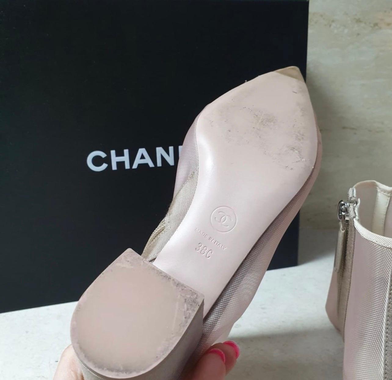 Kurze Chanel-Stiefeletten aus rosa Mesh mit Blumenmuster und Rillenbesatz im Angebot 1