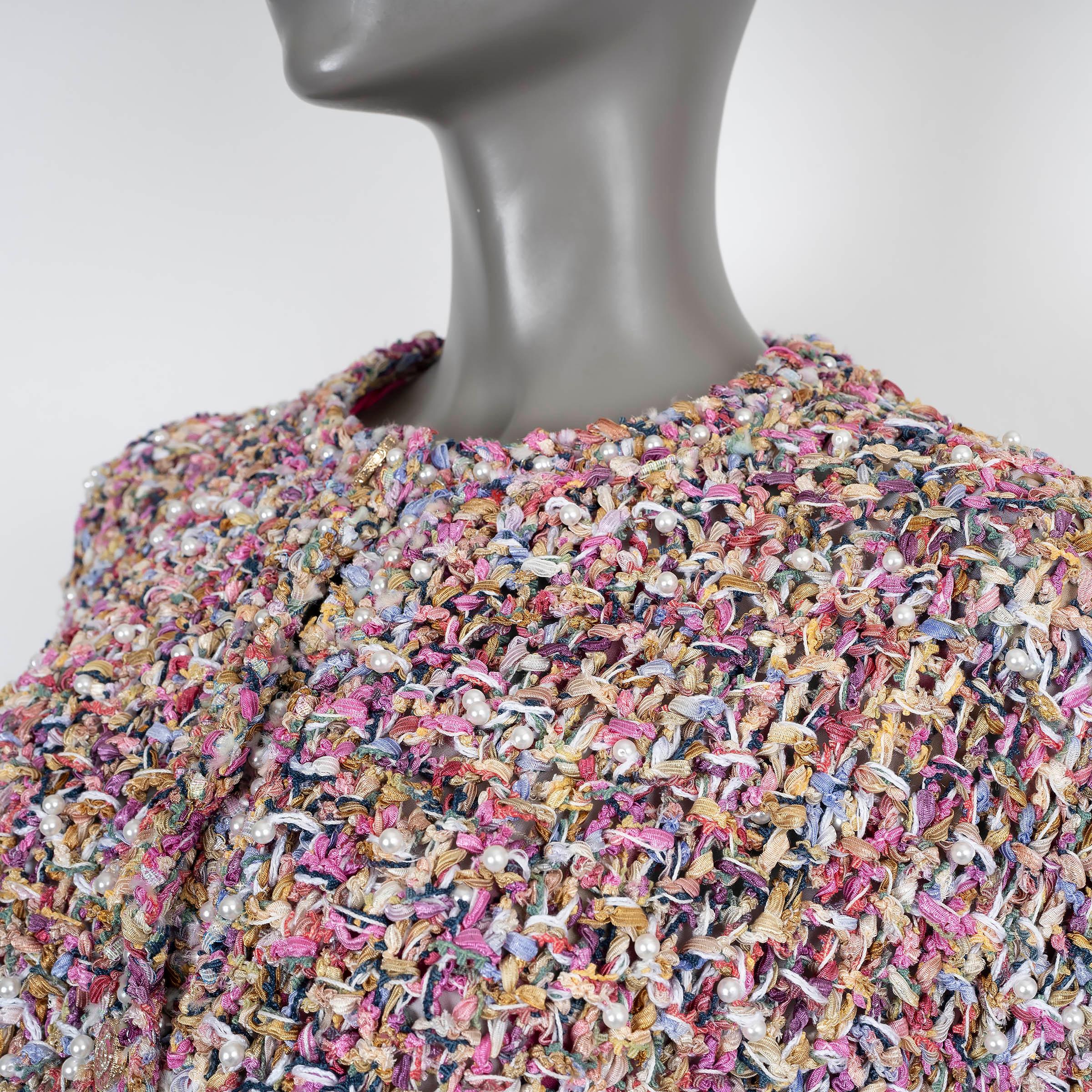 Donna Chanel, giacca in maglia rosa e multi cotone 2021 21P con perle e ornamenti S in vendita