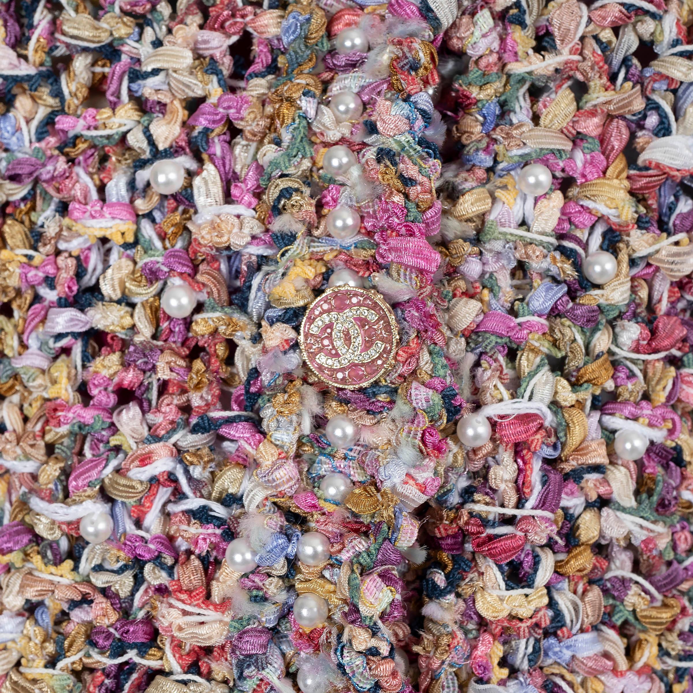 Chanel, giacca in maglia rosa e multi cotone 2021 21P con perle e ornamenti S in vendita 1