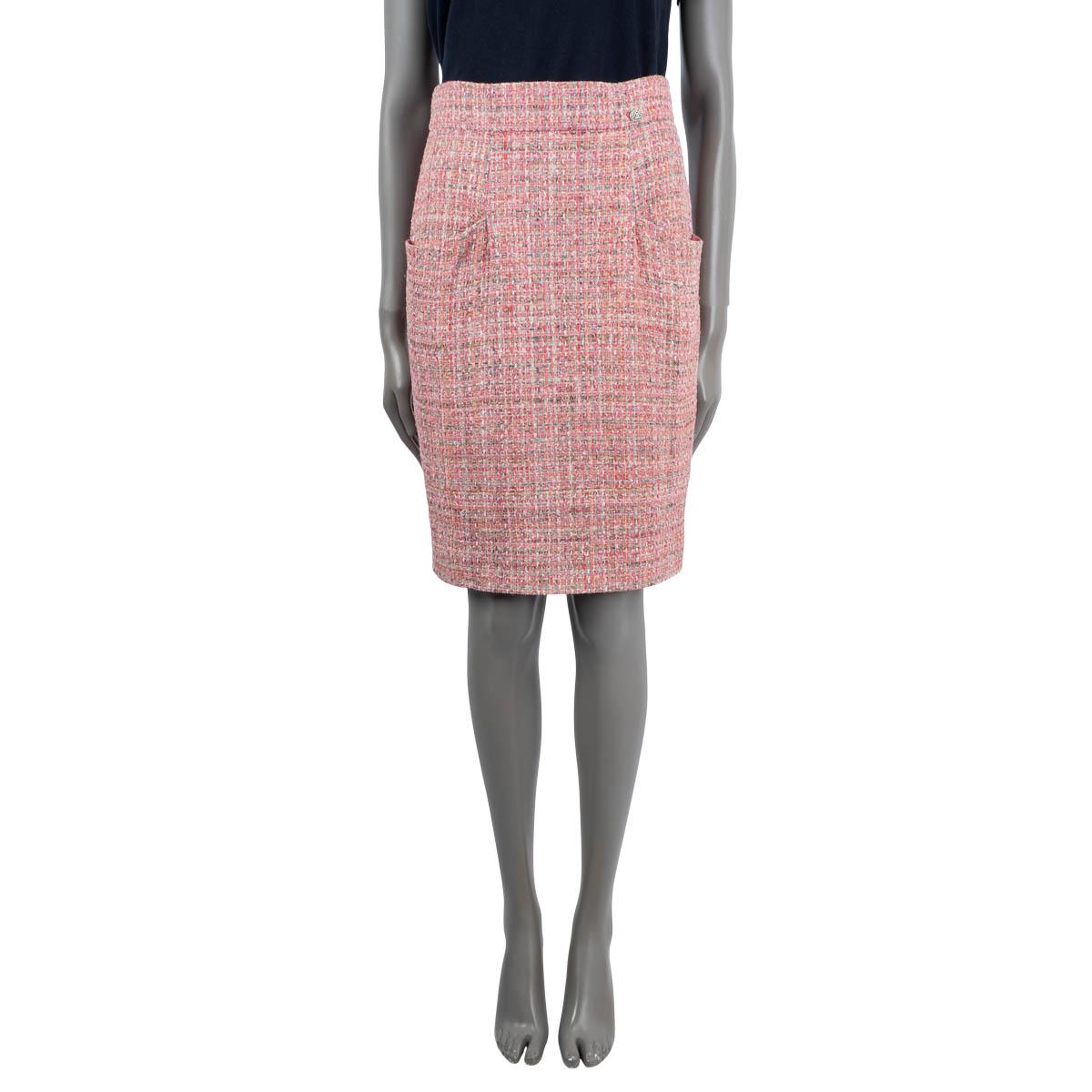 100% authentischer Chanel Tweed-Rock aus rosa und mehrfarbigem Nylon (81%), Polyurethan (6%), Acryl (5%), Viskose (3%), Baumwolle (3%), Mohair (1%) und Wolle (1%). Mit geflochtenem Metall und CC-Knopf an der Taille. Lässt sich mit einem verdeckten