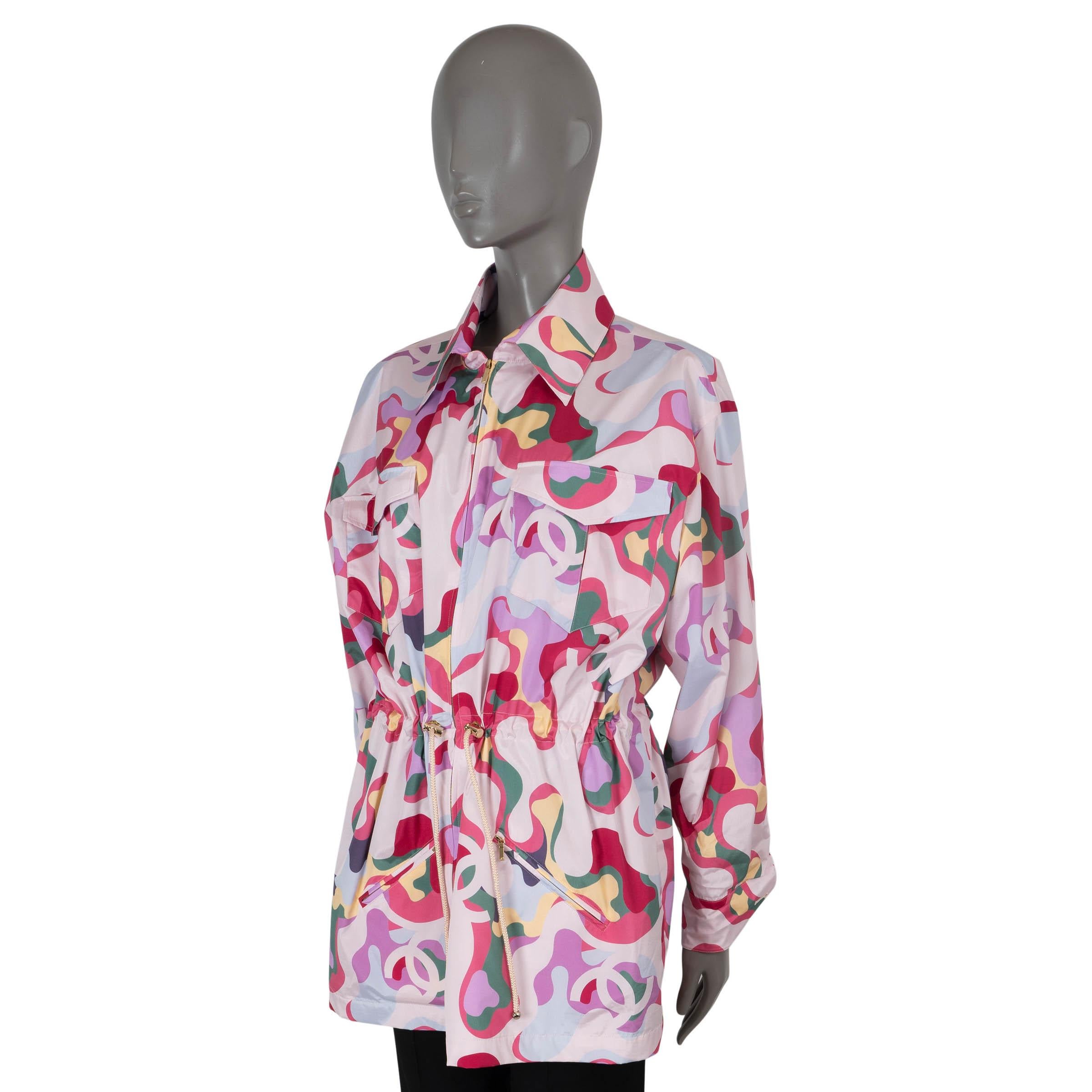 100% autentico parka Chanel in seta rosa pallido (100%) con stampa multicolore. Presenta due tasche con patta sul petto, due tasche con cerniera in vita e una coulisse in vita. Si chiude con una cerniera sul davanti ed è foderata in cotone (75%) e