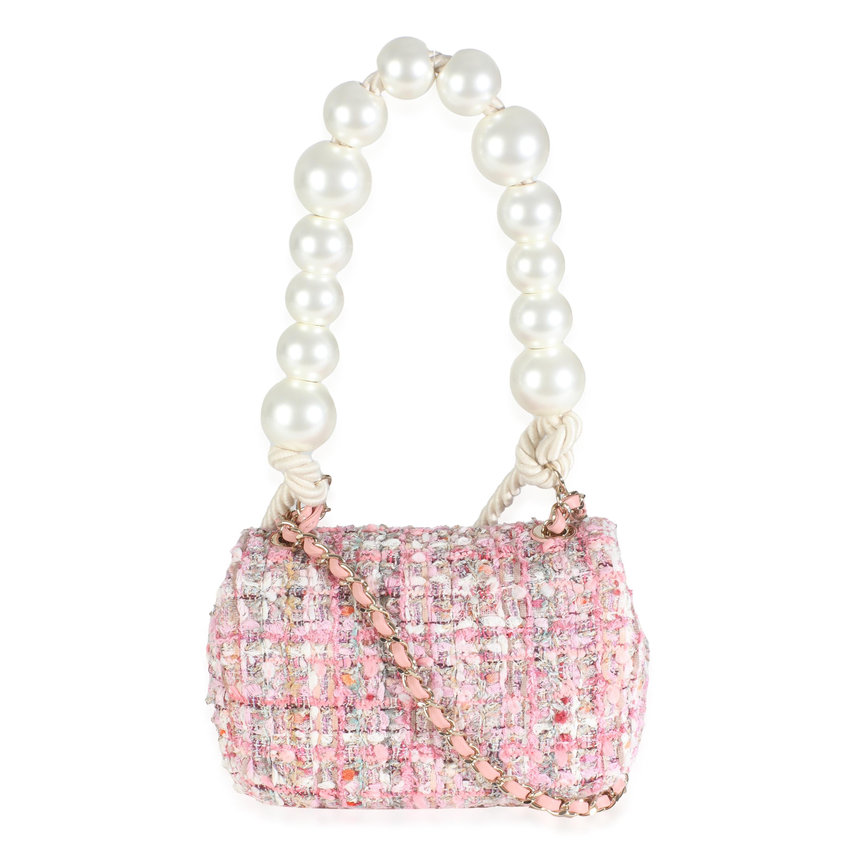 Auflistung Titel: Chanel Pink Multicolor Tweed Mini Pearl Handle Flap Bag
SKU: 145853
Zustand: Gebraucht 
Beschreibung des Zustands: Die Überschlagtasche von Chanel ist ein zeitloser Klassiker, der nie aus der Mode kommt. Sie stammt aus dem Jahr