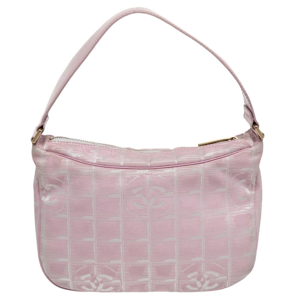 This Travel Line hobo from the House of Chanel exhibits feminine charm and elegance. It flaunts a pink nylon exterior, a fabric-lined interior, a 13 cm handle drop, and is completed with gold-toned fittings. Carry your daily belongings in this