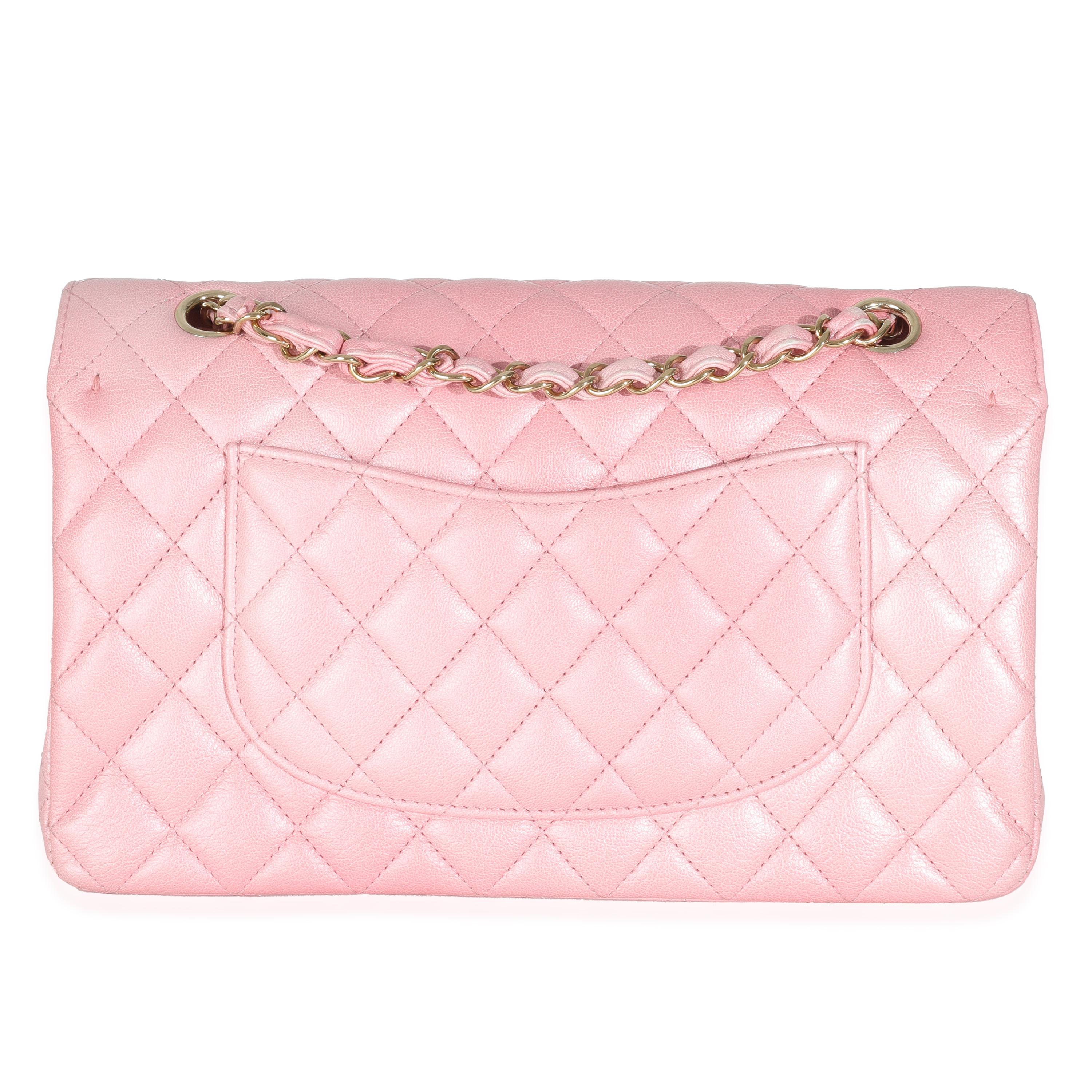 Titre de l'annonce : Chanel Pink Ombre Metallic Quilted Goatkin Medium Double Flap Bag
SKU : 147165
Condit : Usagé 
Description de l'état : Un classique intemporel qui ne se démode jamais, le sac à rabat de Chanel date de 1955 et a connu un certain
