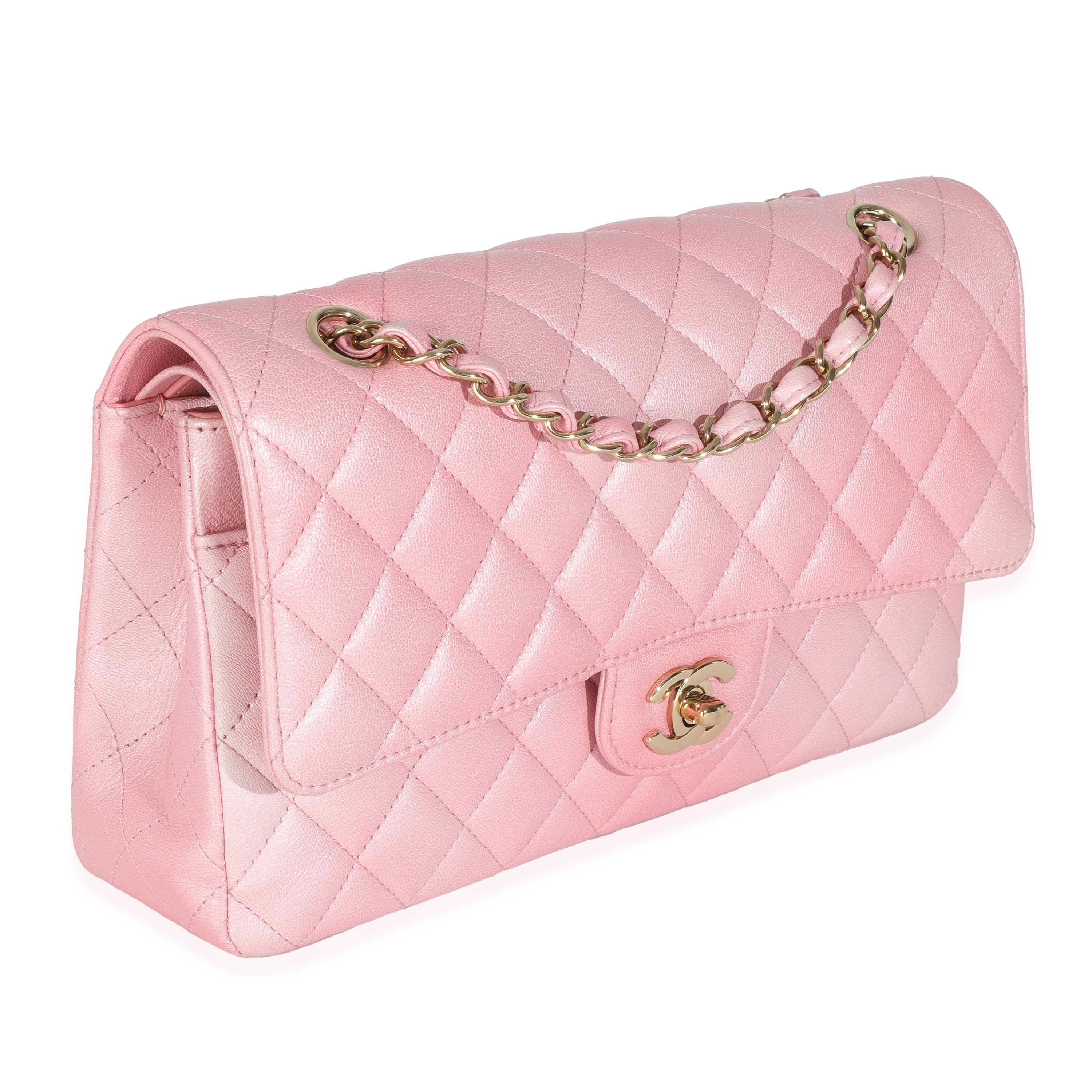 Rose Chanel - Sac moyen à double rabat en peau de chèvre matelassée métallisée Ombre rose en vente