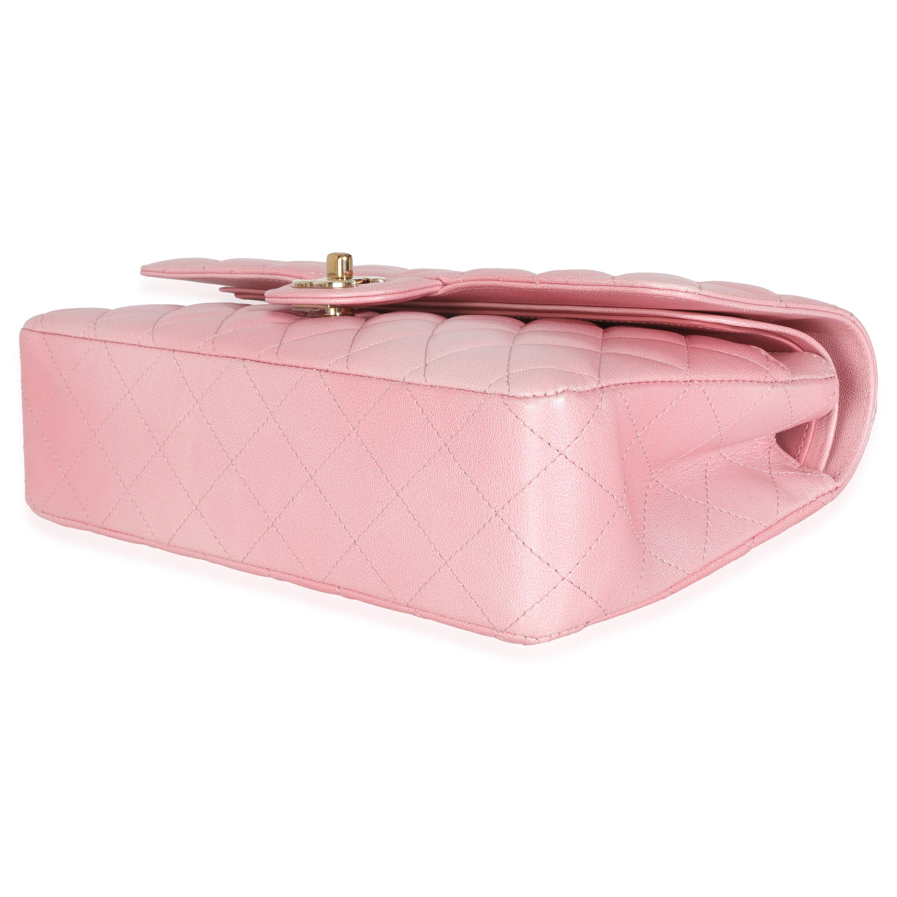 Chanel - Sac moyen à double rabat en peau de chèvre matelassée métallisée Ombre rose Pour femmes en vente