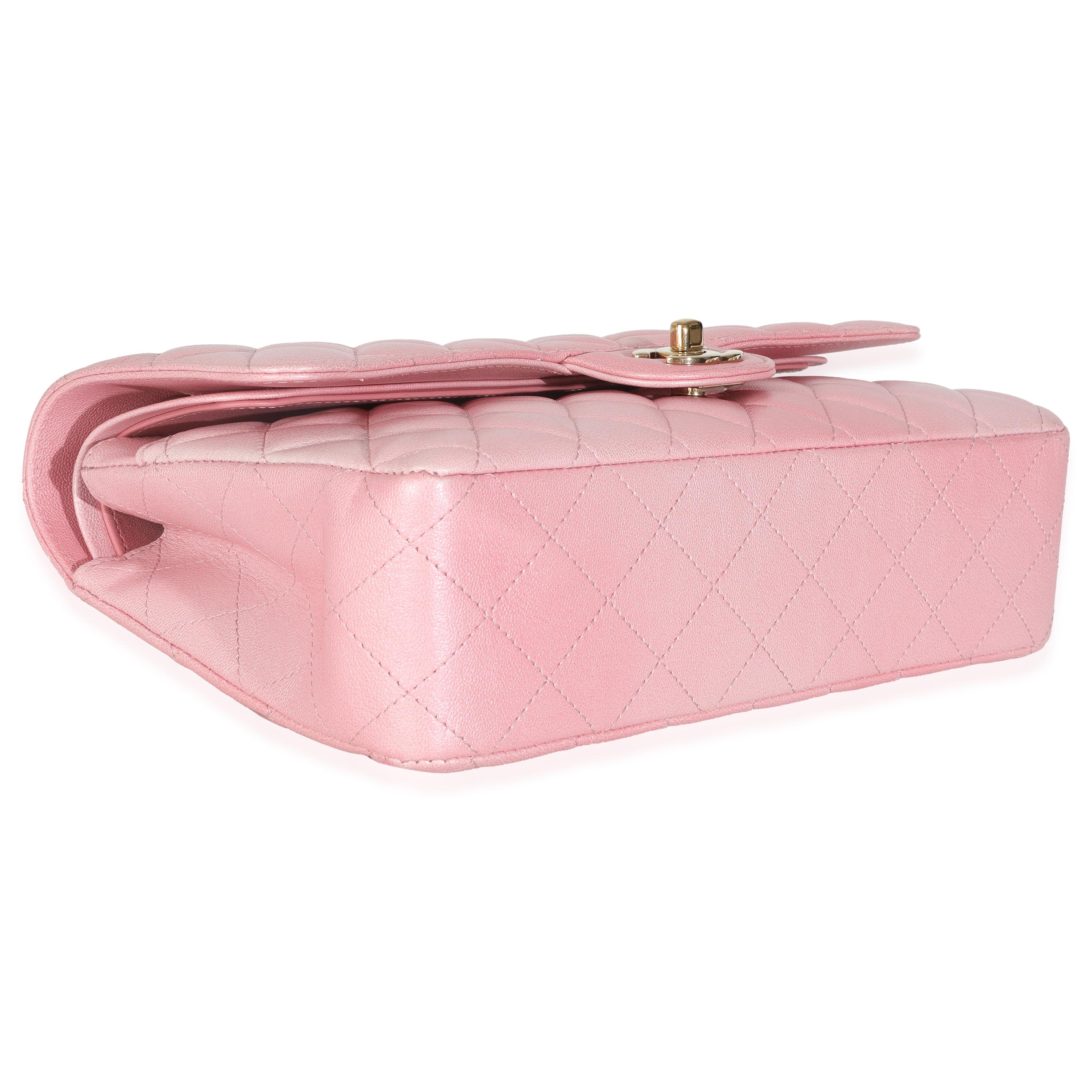 Chanel - Sac moyen à double rabat en peau de chèvre matelassée métallisée Ombre rose en vente 2