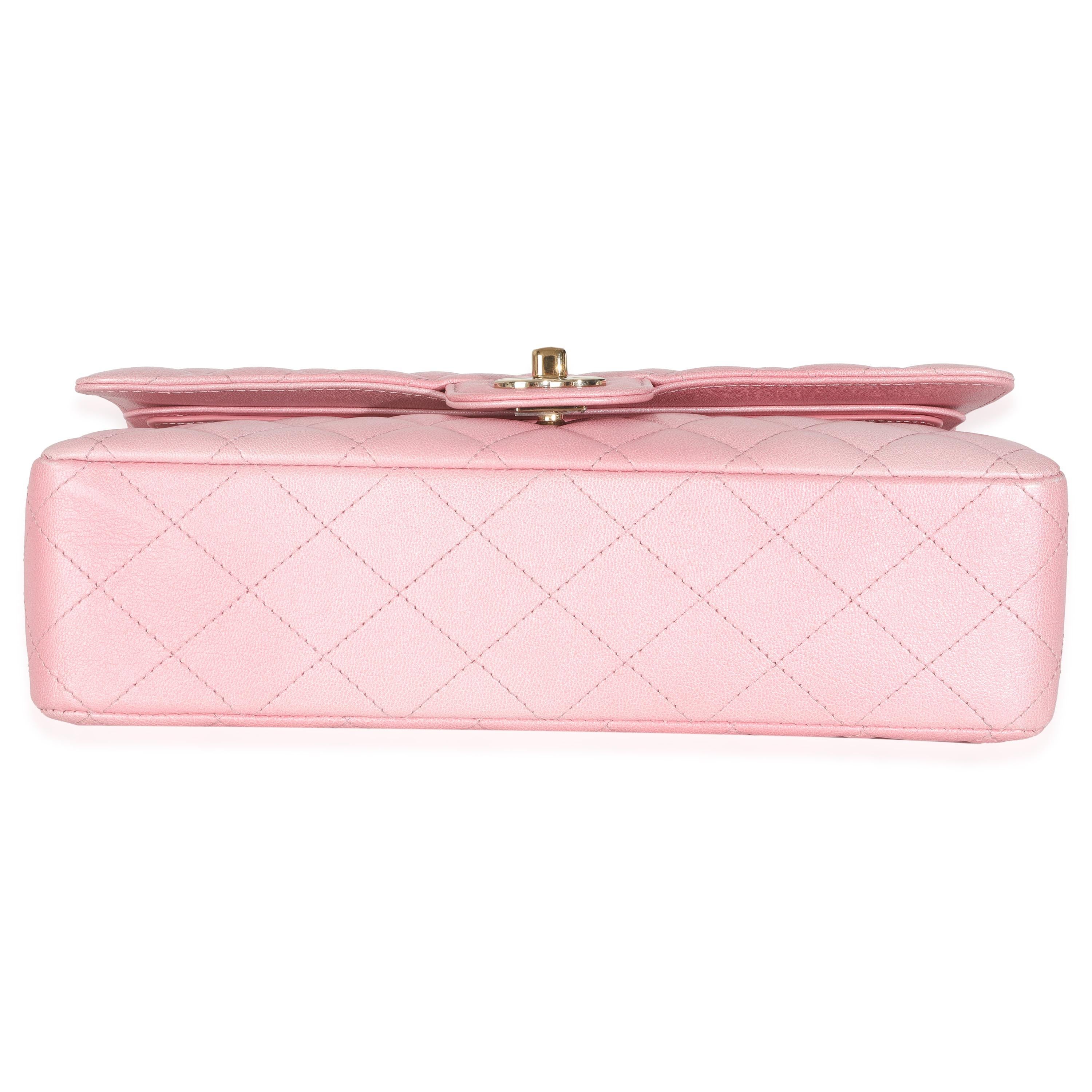 Chanel - Sac moyen à double rabat en peau de chèvre matelassée métallisée Ombre rose en vente 3