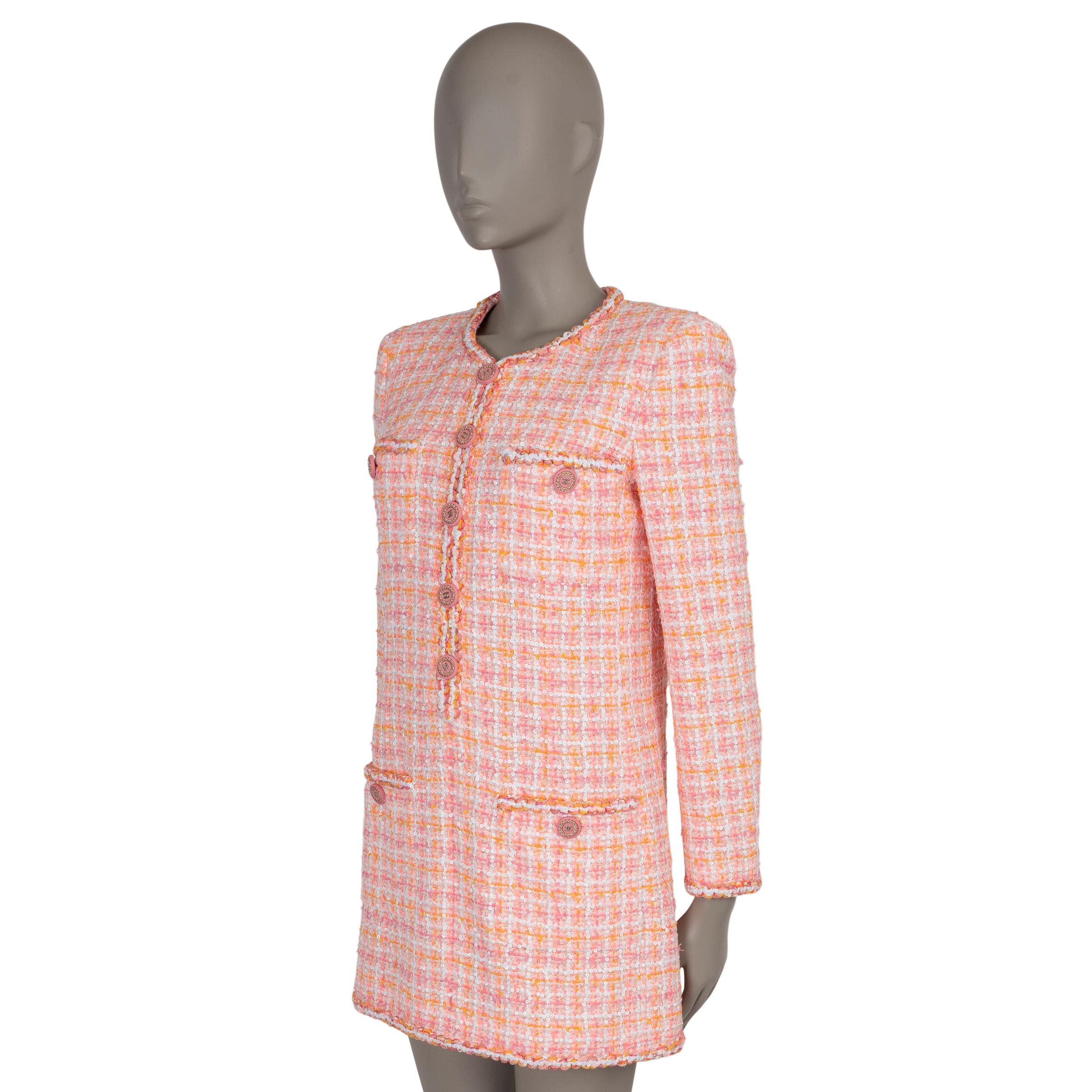Cette robe en tweed rose, jaune, orange et blanc, 100 % authentique de Chanel, est fabriquée à partir d'un mélange de polyamide (56 %), de polyester (22 %), de coton (20 %) et d'acrylique (2 %). Il présente une silhouette ajustée sans col, ornée de