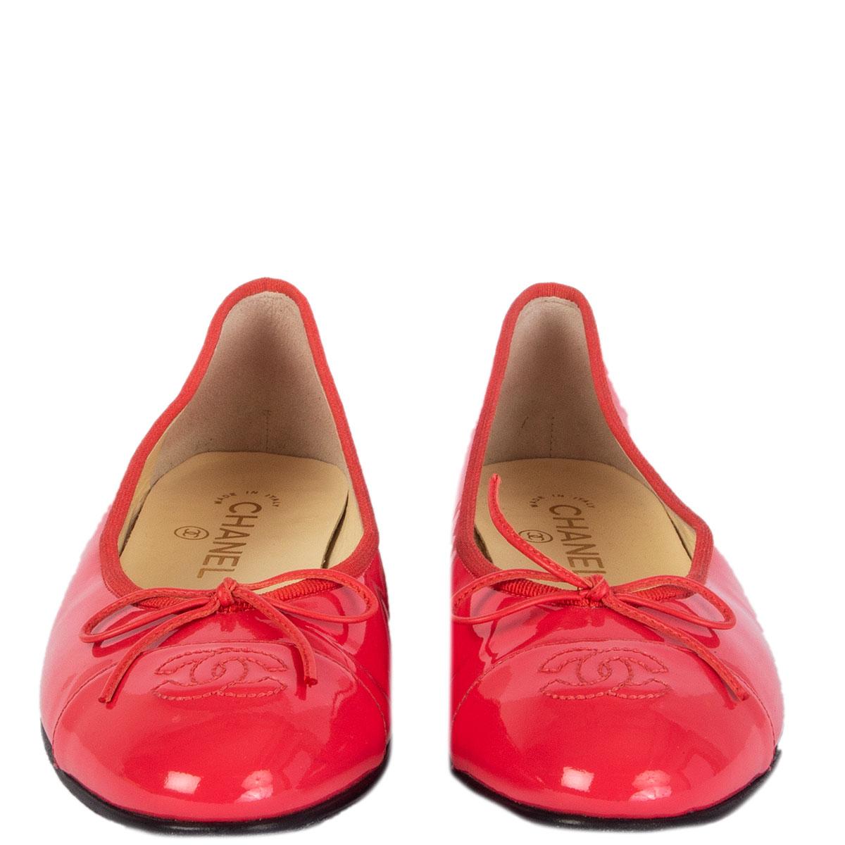 100% authentic Chanel classic ballet flats in pink patent leather. Have been worn with two very faint dark marks on the right shoes tip and on the left shoes back. Overall in excellent condition. 

Imprinted Size 39
Shoe Size 39
Inside Sole 25.3cm
