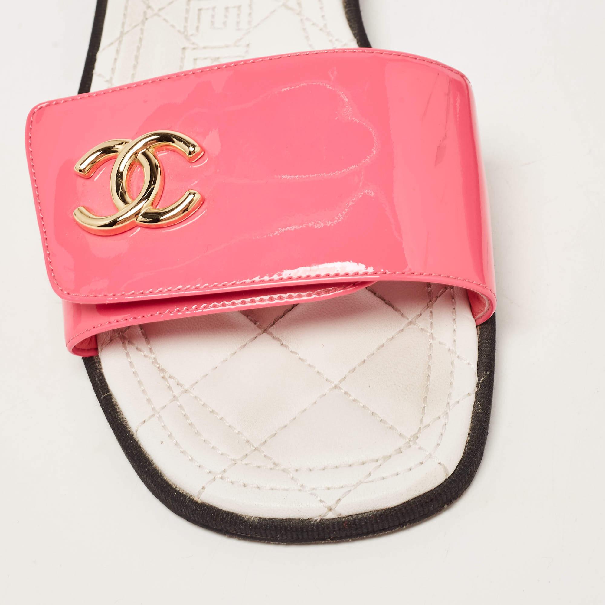 Chanel Pink Patent Leather CC Flat Slides Size 37.5 In Good Condition In Dubai, Al Qouz 2
