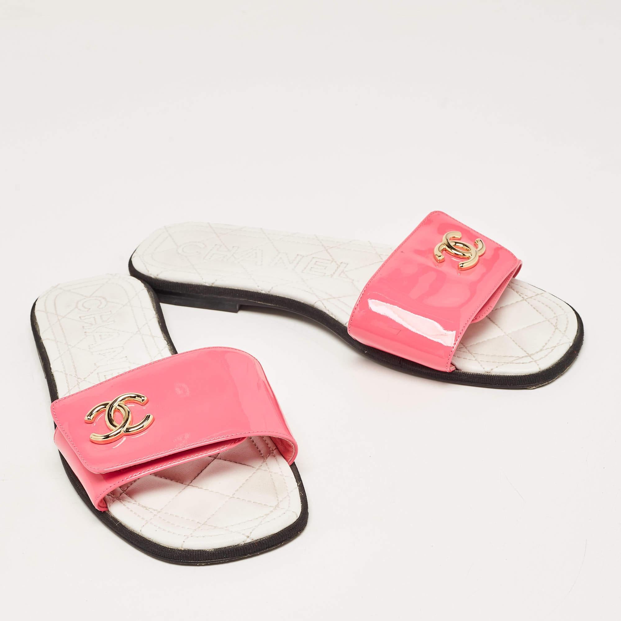 Women's Chanel Pink Patent Leather CC Flat Slides Size 37.5