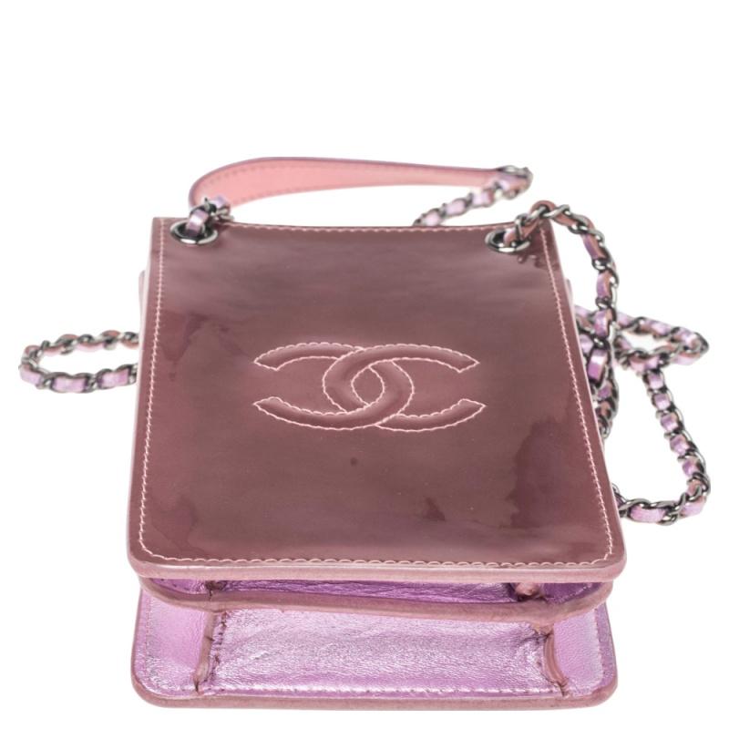 Chanel Pink Patent Leather CC Phone Holder Crossbody Bag In Good Condition In Dubai, Al Qouz 2