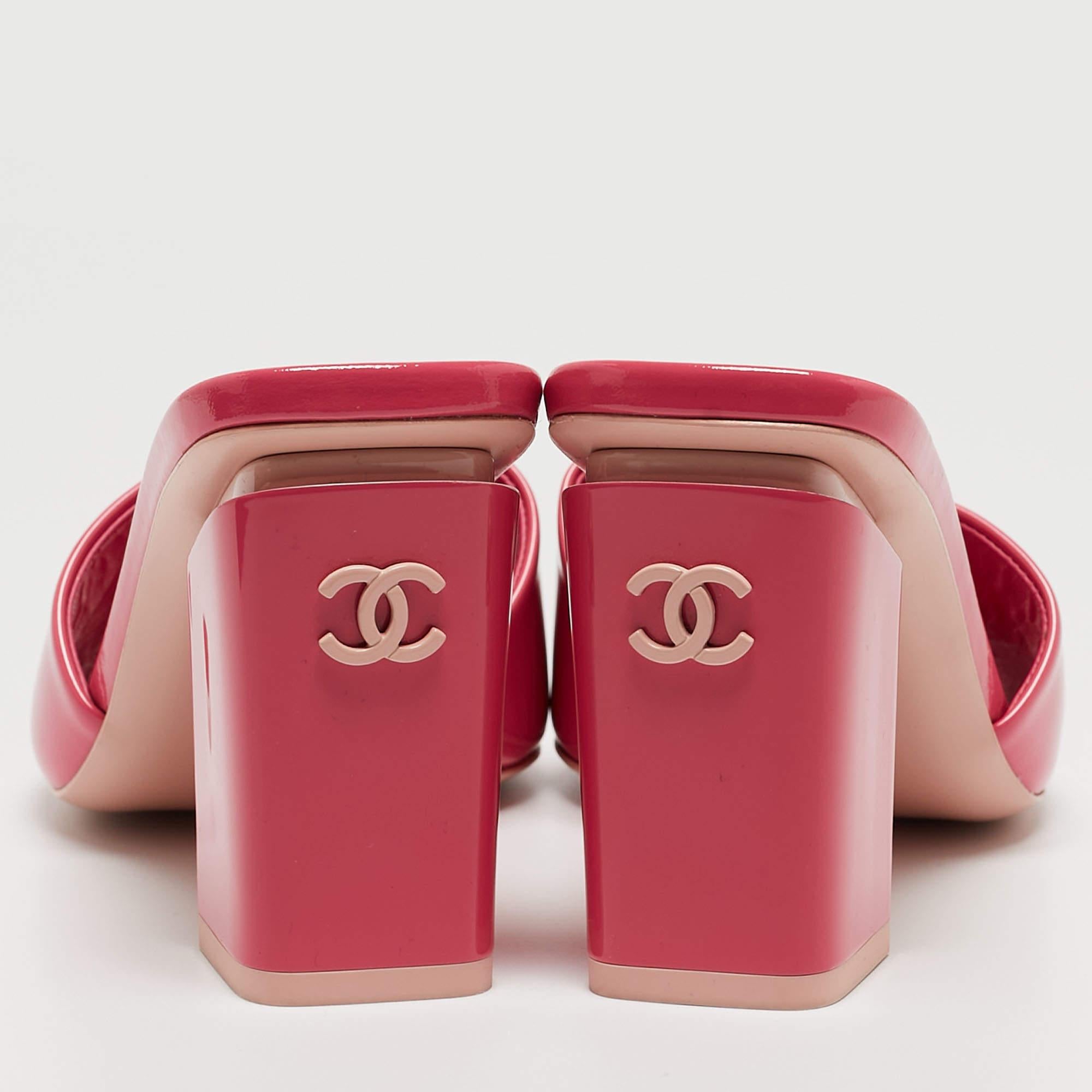 Chanel Pink Patent Leather CC Slide Sandals Size 36 In Excellent Condition In Dubai, Al Qouz 2