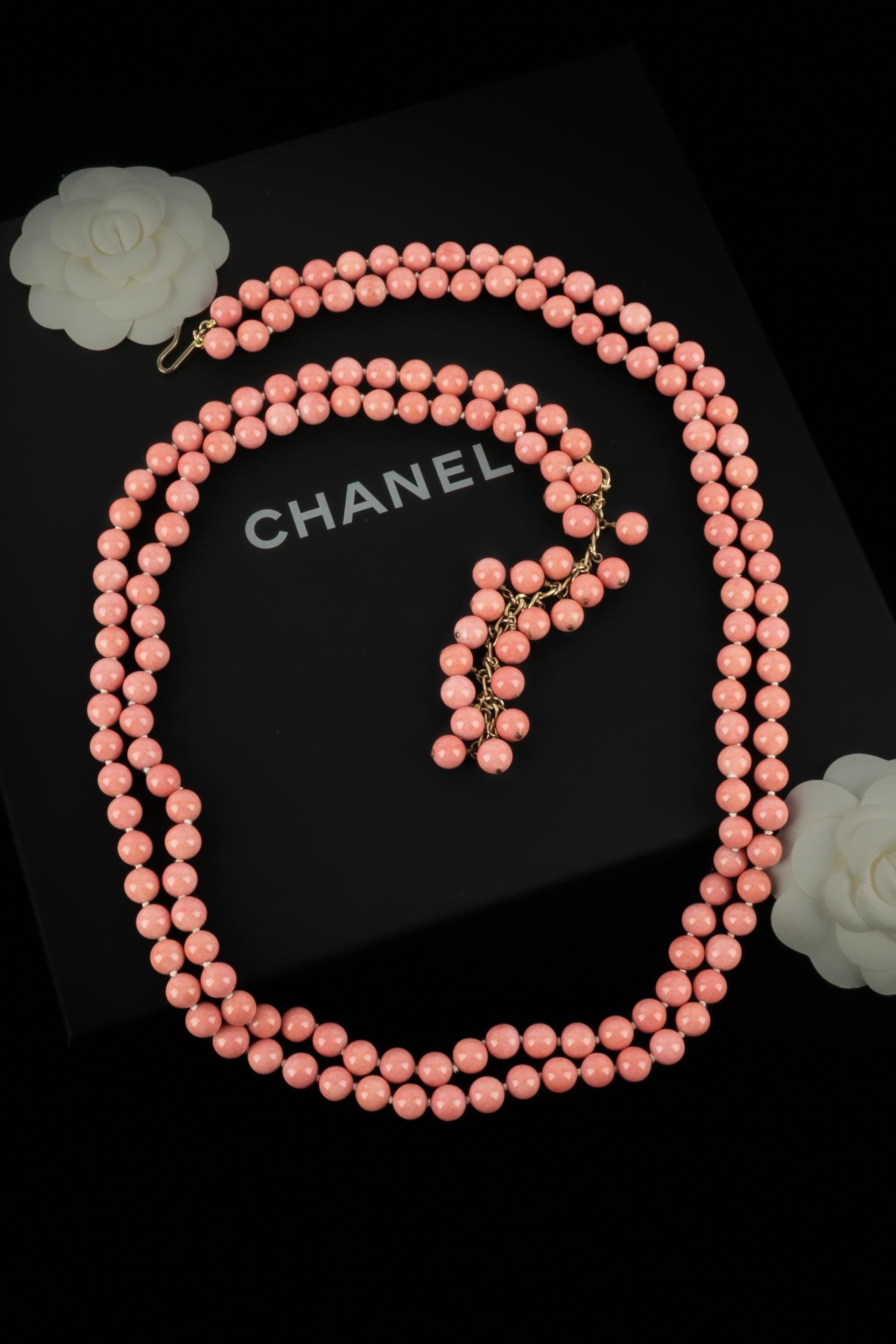 CHANEL - (Made in France) Collana a due fili composta da perle rosa assemblate con nodi e con una piccola catena. Collezione Primavera-Estate 2001 sotto la direzione artistica di Karl Lagerfeld.

Condizioni:
Ottime condizioni

Dimensioni:
Lunghezza: