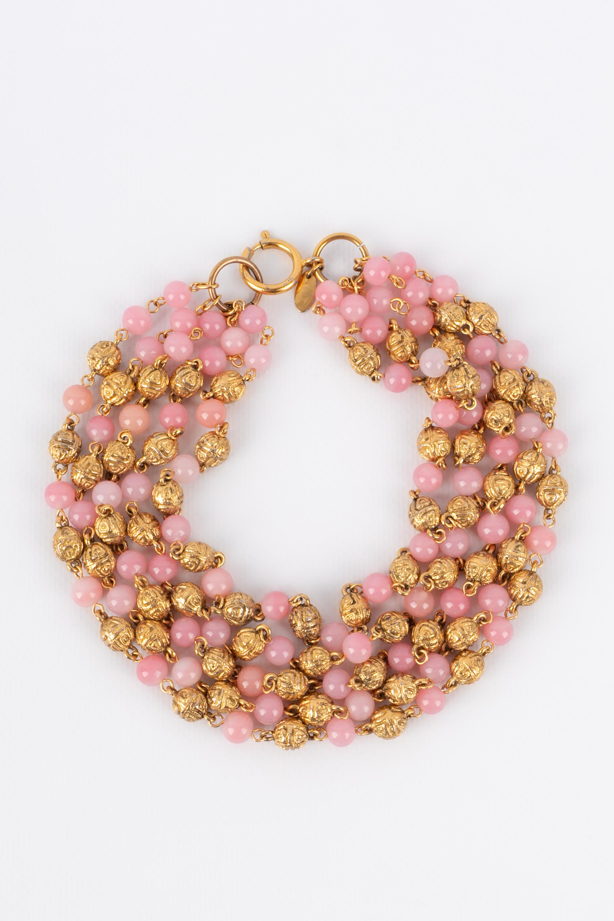 CHANEL - (Made in France) Short necklace composed of multiple rows of pink glass pearls and golden metal pearls. Jewelry from the beginning of the 1980s.

Condition:
Very good condition

Dimensions:
Length: 40 cm

CB239