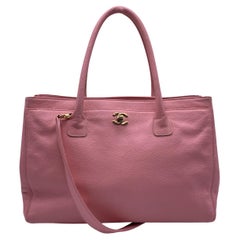 Chanel Rosa Kieselsteinleder Executive Tote Bag mit Riemen
