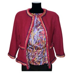 Camicetta con stampa rosa Chanel e giacca in tweed rosa lampone