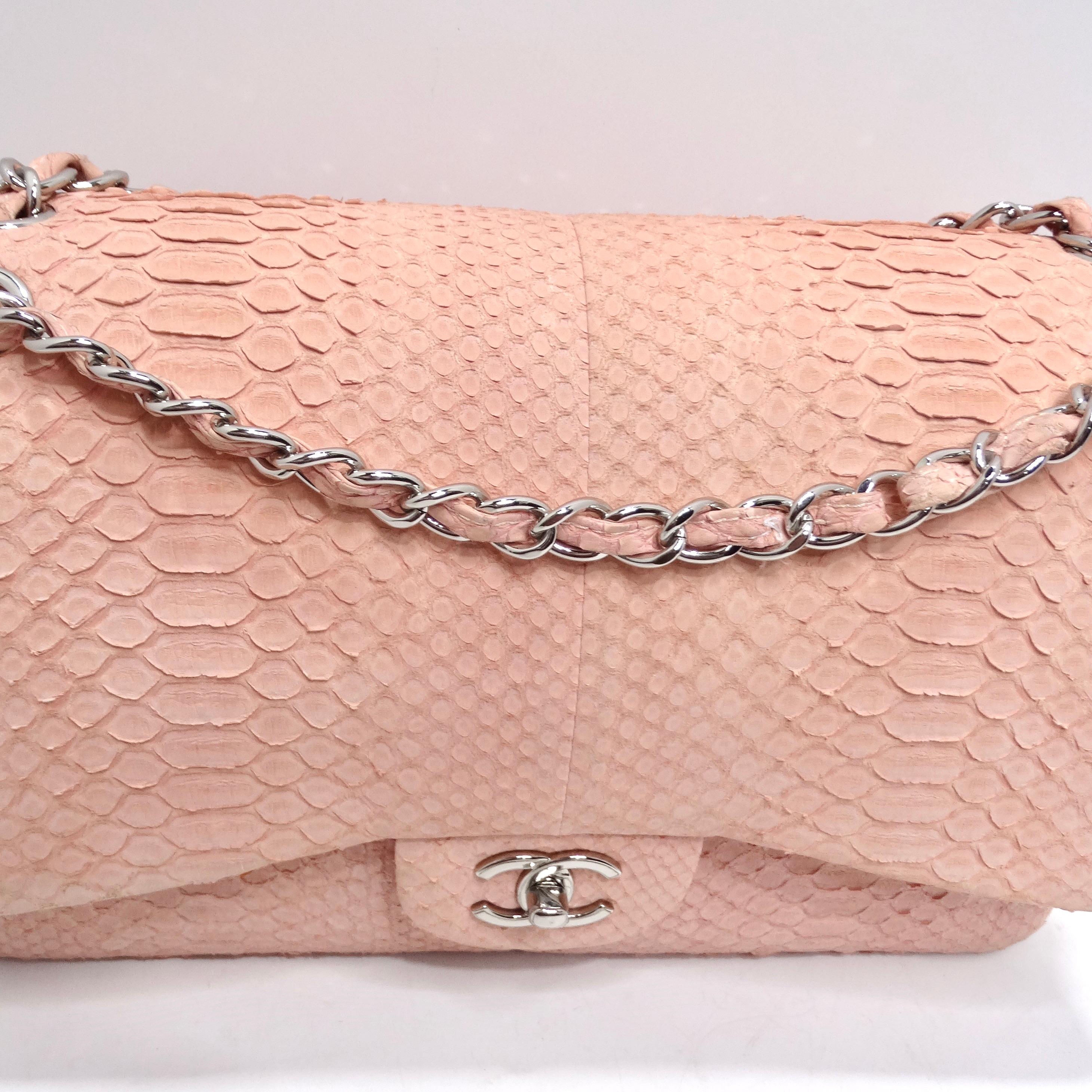 Sac à main Chanel Jumbo à double rabat en python rose Excellent état - En vente à Scottsdale, AZ