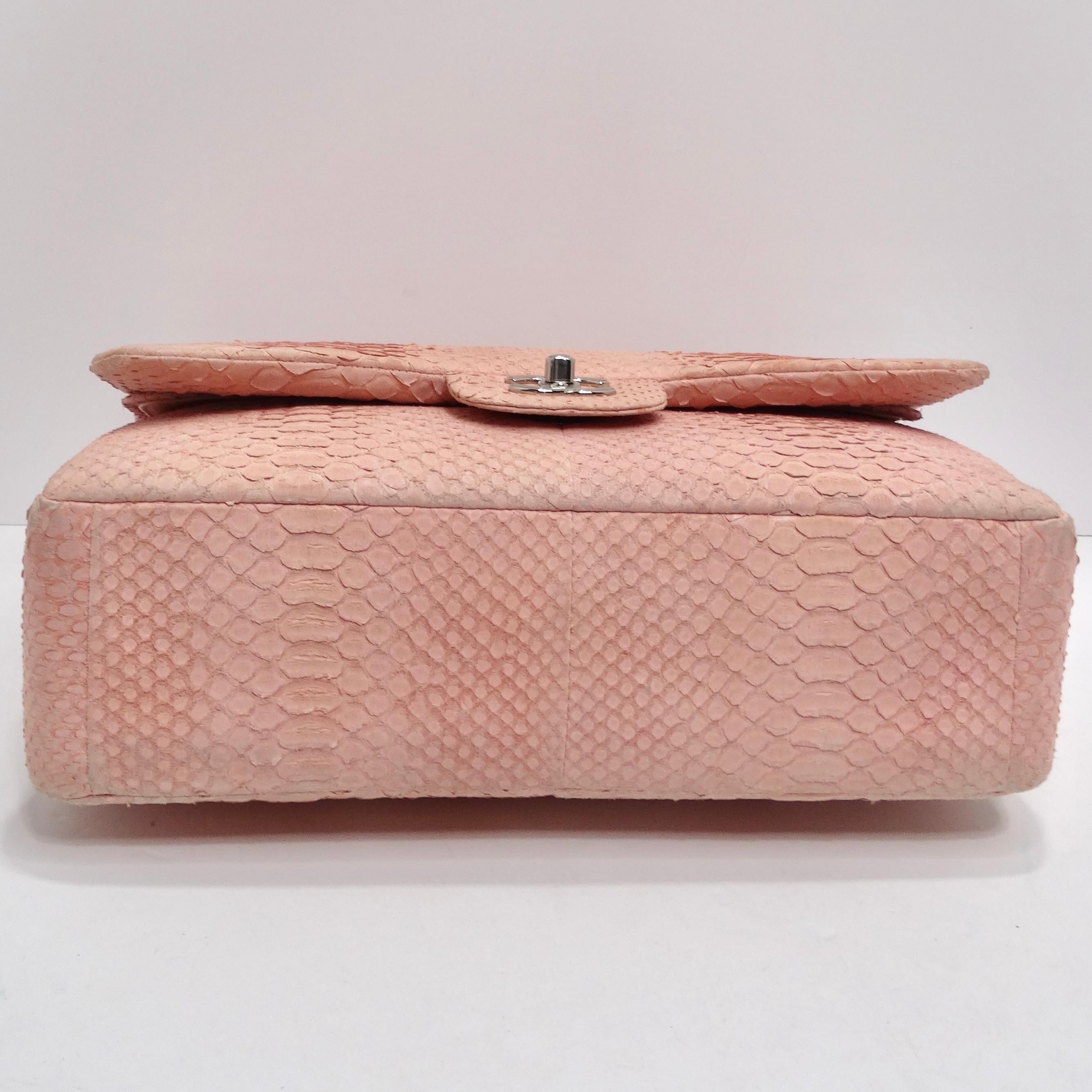 Sac à main Chanel Jumbo à double rabat en python rose en vente 4