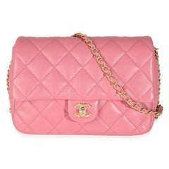 Chanel Mini bolso cuadrado con solapa y cadena en piel de becerro acolchada rosa