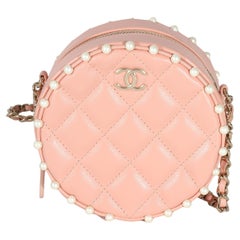 Chanel Rosa Runde Clutch aus gestepptem Kalbsleder mit Perlen und Kette