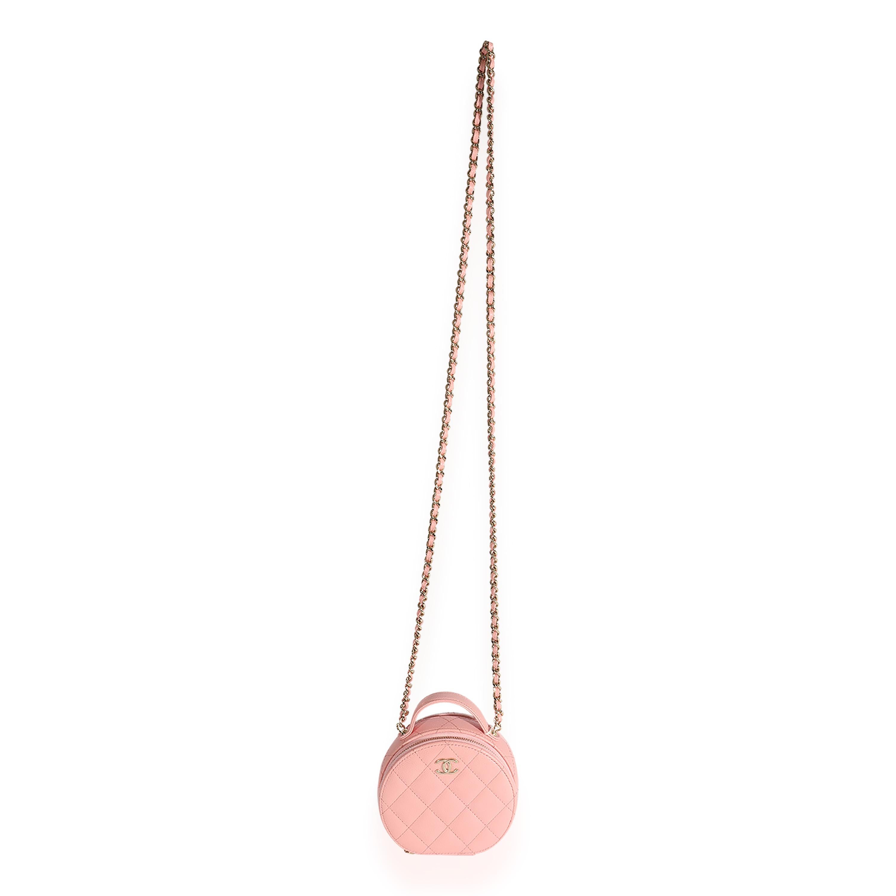 Auflistung Titel: Chanel Rosa gesteppte Kaviar Handle With Care Vanity Crossbody
SKU: 124140
Zustand: Gebraucht 
Zustand der Handtasche: Ausgezeichnet
Bemerkungen zum Zustand: Ausgezeichneter Zustand. Kleiner Chip an der Paspelierung. Keine anderen