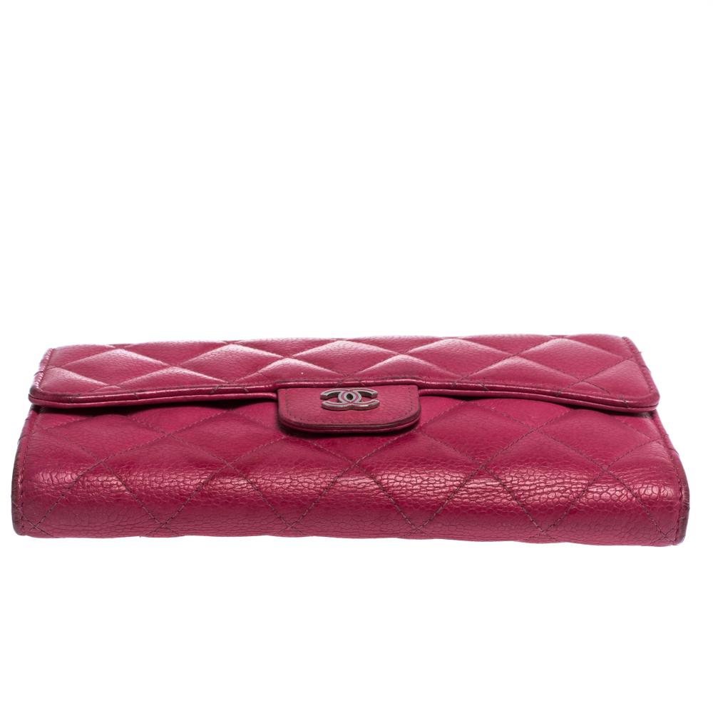 Chanel Rosa gesteppt Kaviar Leder Classic Flap Brieftasche im Zustand „Gut“ in Dubai, Al Qouz 2