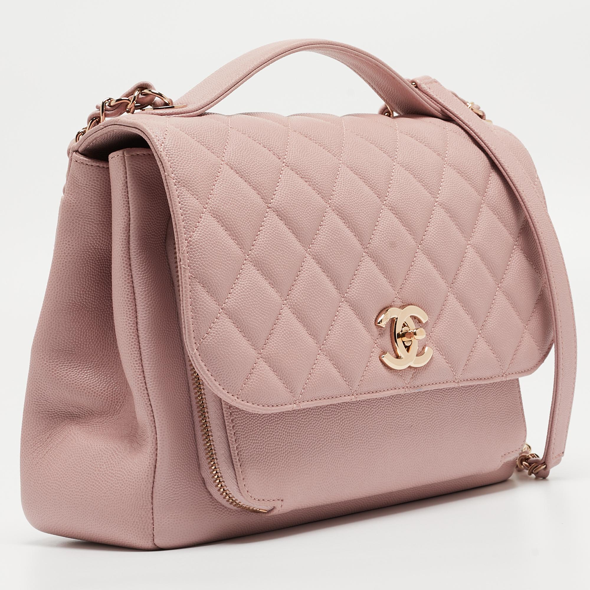 Light up your outfit with this glamorous Business Affinity bag from Chanel that was part of the Spring/Summer 2018 collection. The bag is crafted from Caviar leather and features the iconic quilted pattern. The front flap secures a zip pocket and