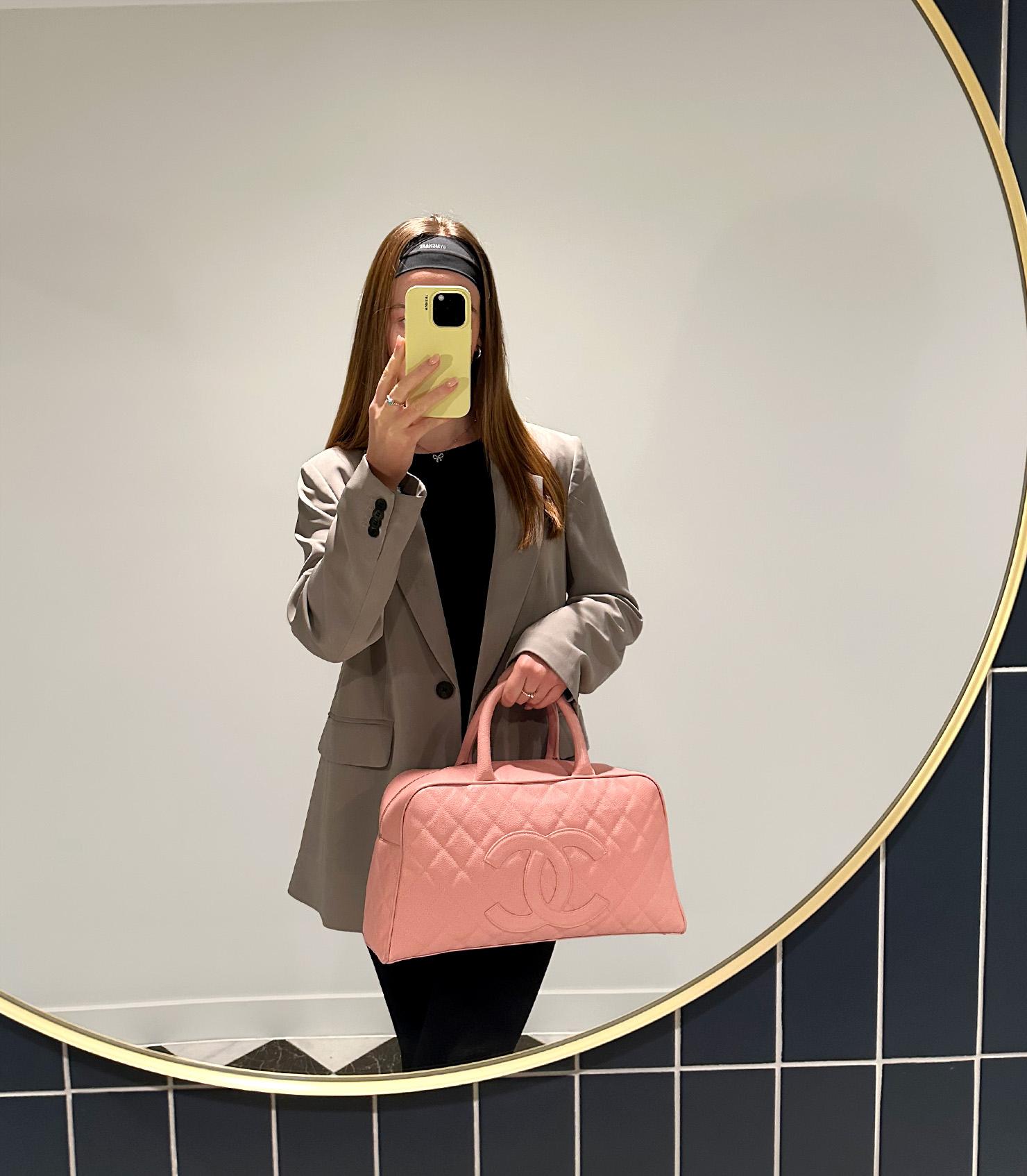 Chanel Bolso Boston Vintage Timeless Piel Caviar Acolchada Rosa

Detalles del producto
Xupes Ref: HB5794
Marca: Chanel
Model No: Bolso Boston atemporal
Tipo: Tote
Número de serie: 9498902
Edad: 2004
Acompañado de: Bolsa de Chanel
Color: Rosa
