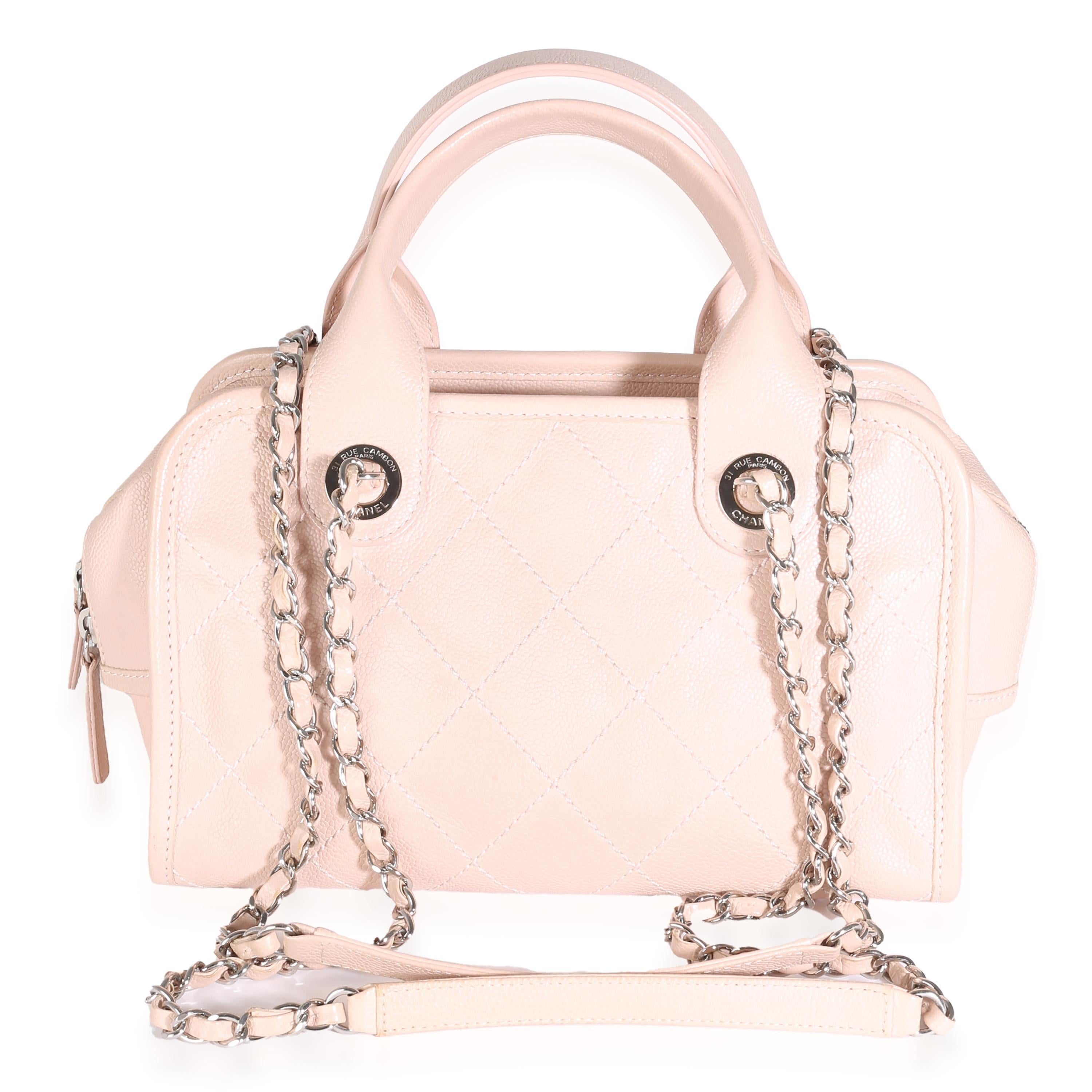 Título del listado: Chanel Caviar Rosa Acolchado Pequeño Deauville Bowling
SKU: U141136
Estado: Seminuevo 
Estado del bolso: Bueno
Comentarios sobre el estado: El artículo está en buen estado, con signos aparentes de desgaste. Rozaduras y desgaste