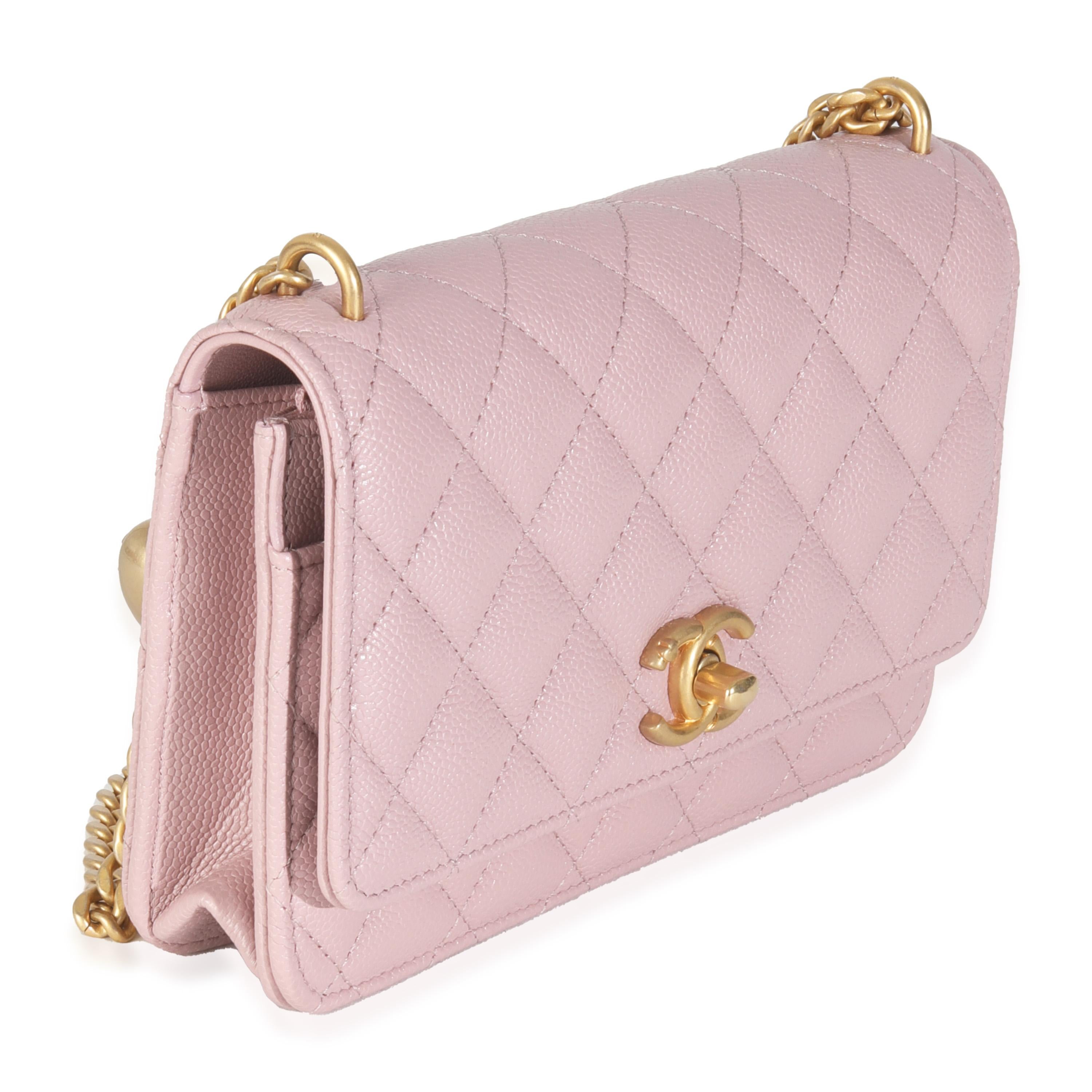 Chanel Rosa gesteppt Kaviar Sweetheart Brieftasche auf Kette (Beige) im Angebot