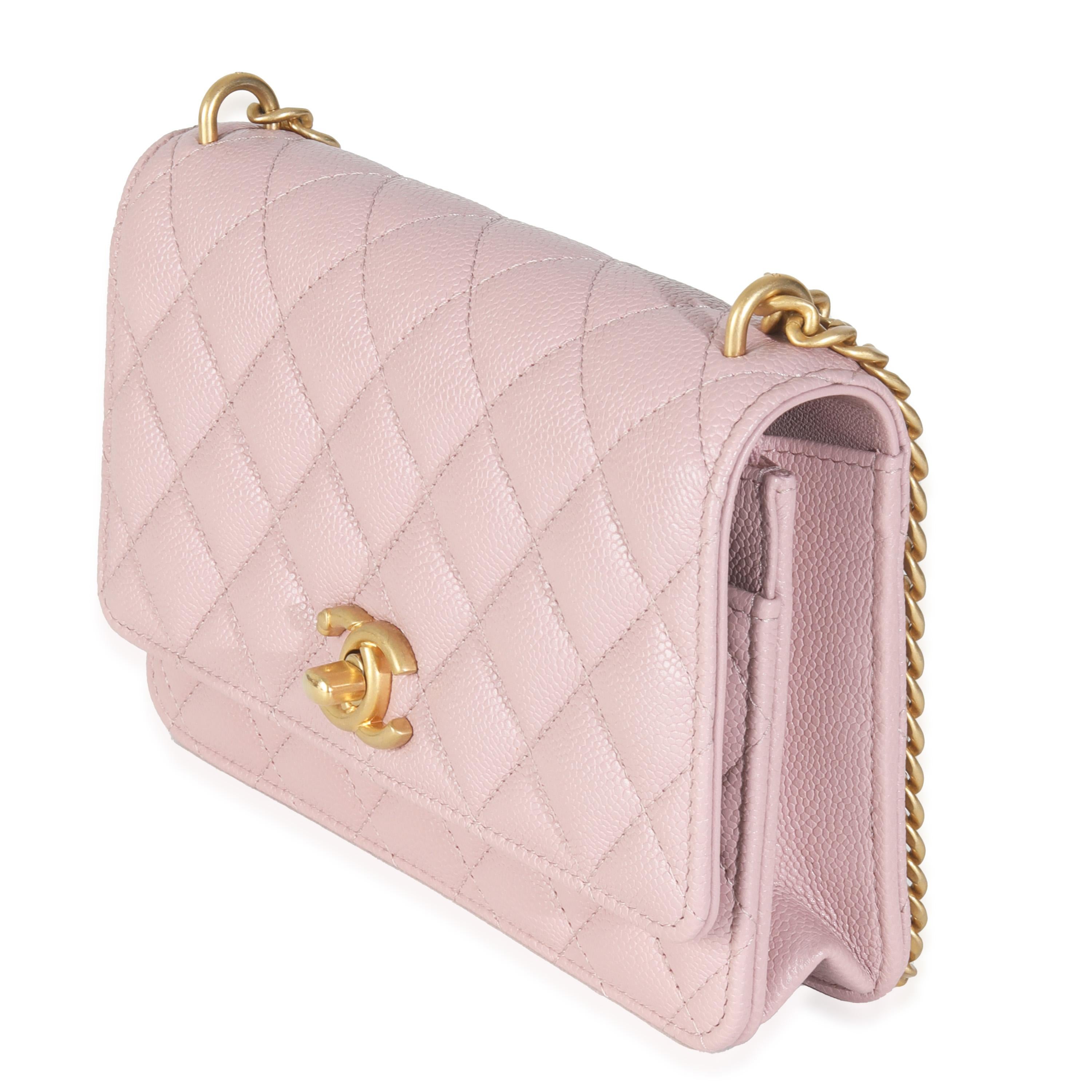 Chanel Rosa gesteppt Kaviar Sweetheart Brieftasche auf Kette im Zustand „Hervorragend“ im Angebot in New York, NY