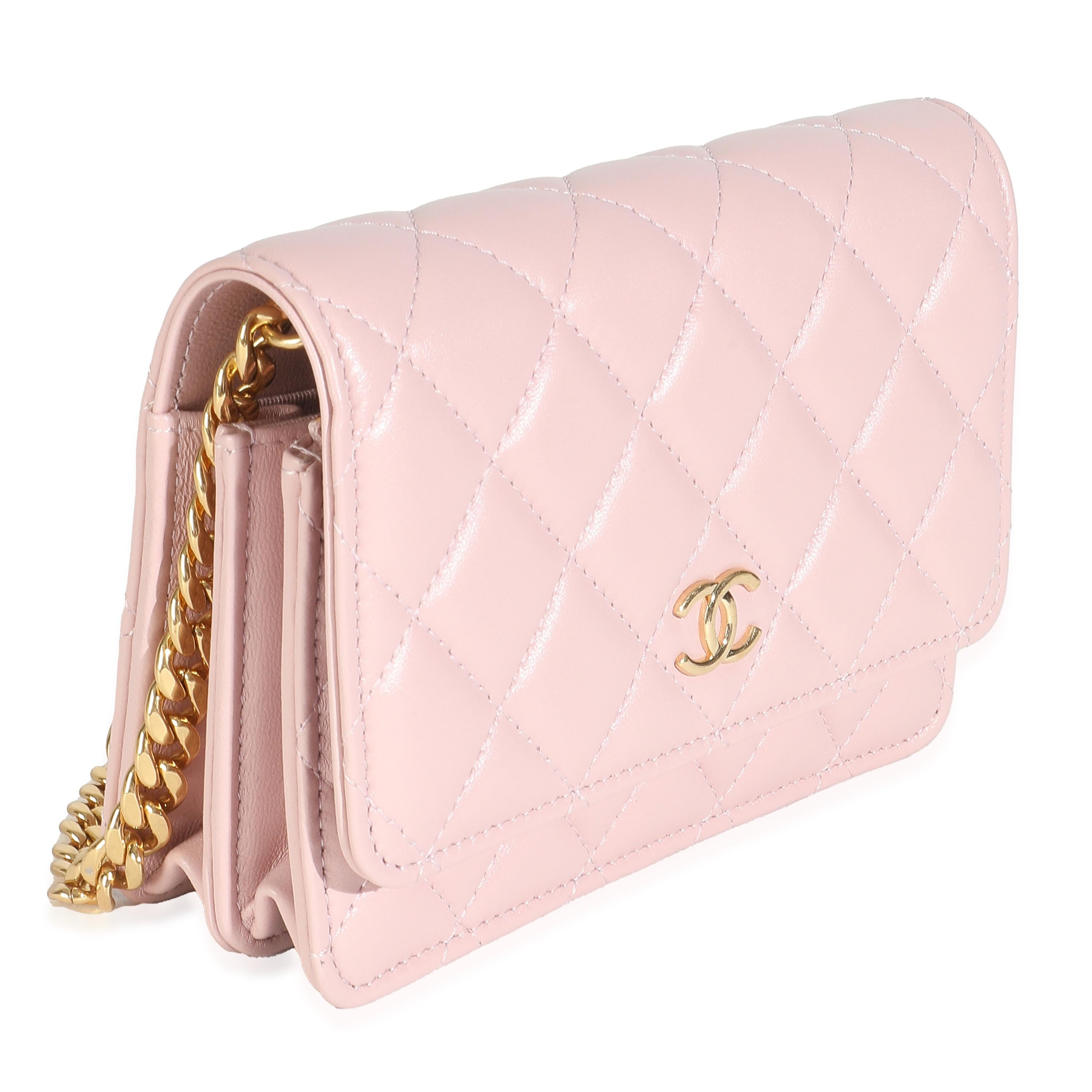 Blanc Chanel Pink Quilted Lambskin CC Pearl Enamel Clutch On Chain en vente
