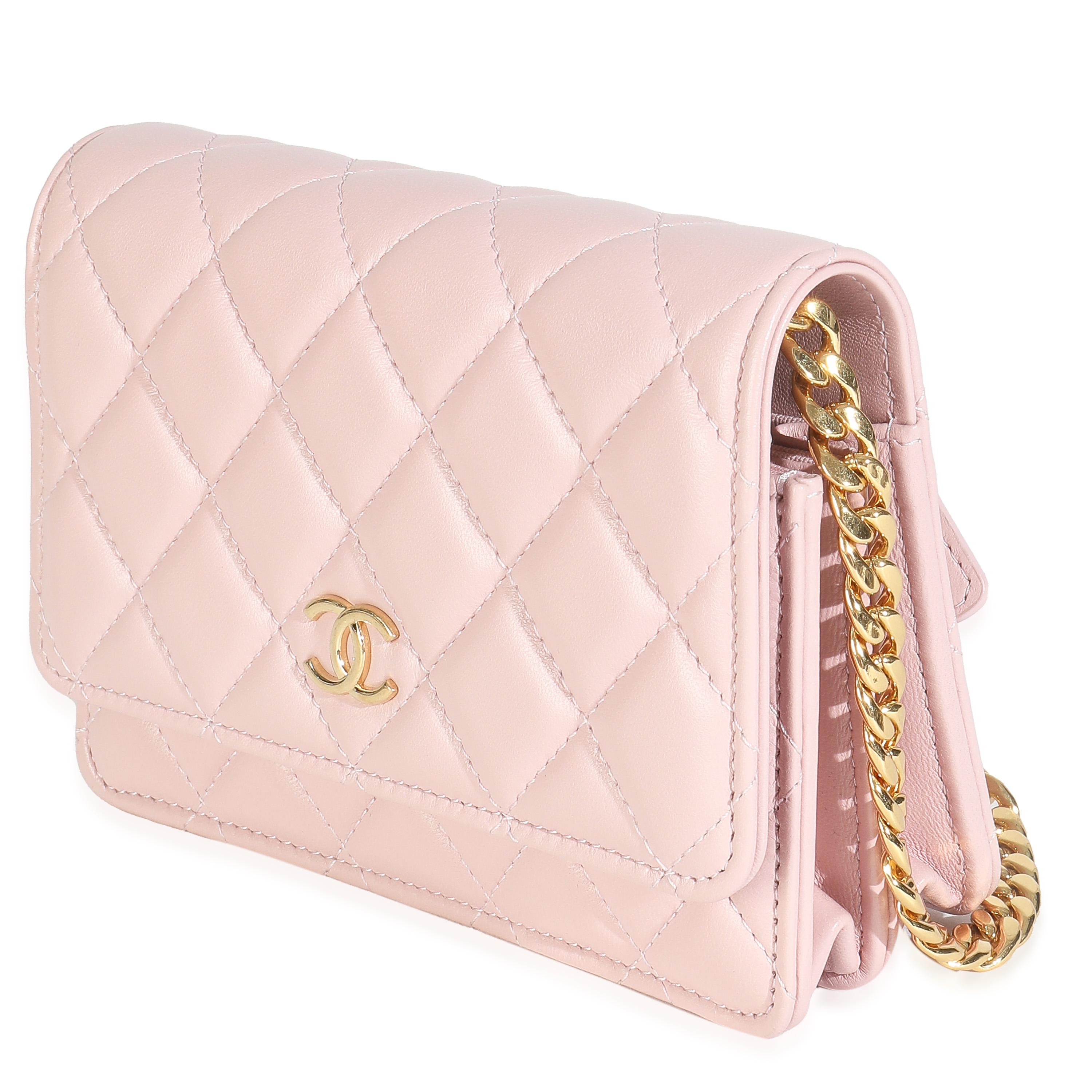 Chanel Pink Quilted Lambskin CC Pearl Enamel Clutch On Chain Excellent état - En vente à New York, NY