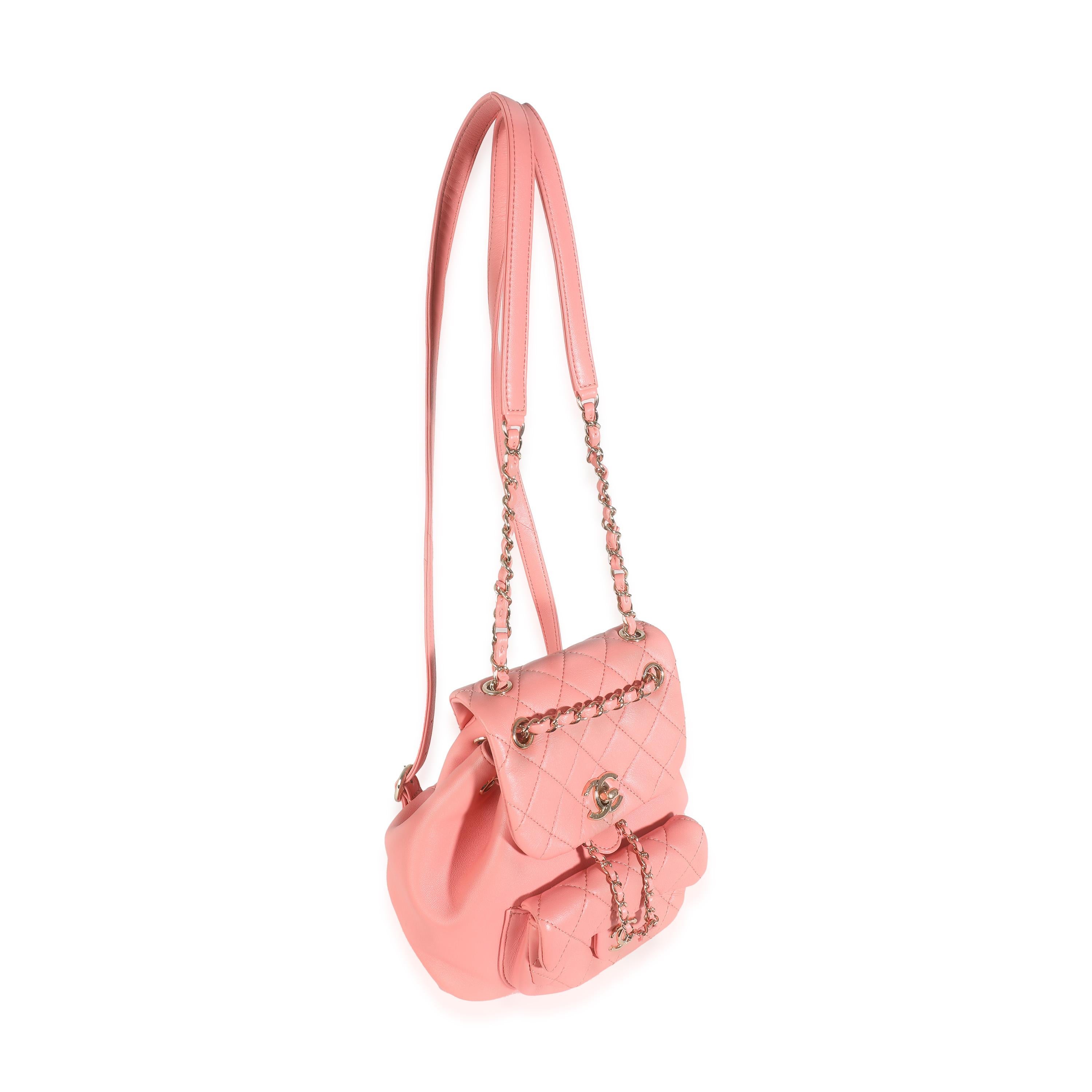Listing Title : Chanel Sac à dos à cordon Mini Duma en cuir d'agneau matelassé rose
SKU : 143322
Condit : Usagé 
Condition du sac à main : Très bon
Commentaires sur l'état : L'article est en très bon état avec des signes mineurs d'usure.  Éraflures