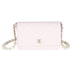 Chanel Rosa gesteppte Brieftasche aus Lammfell mit Perlen an Kette