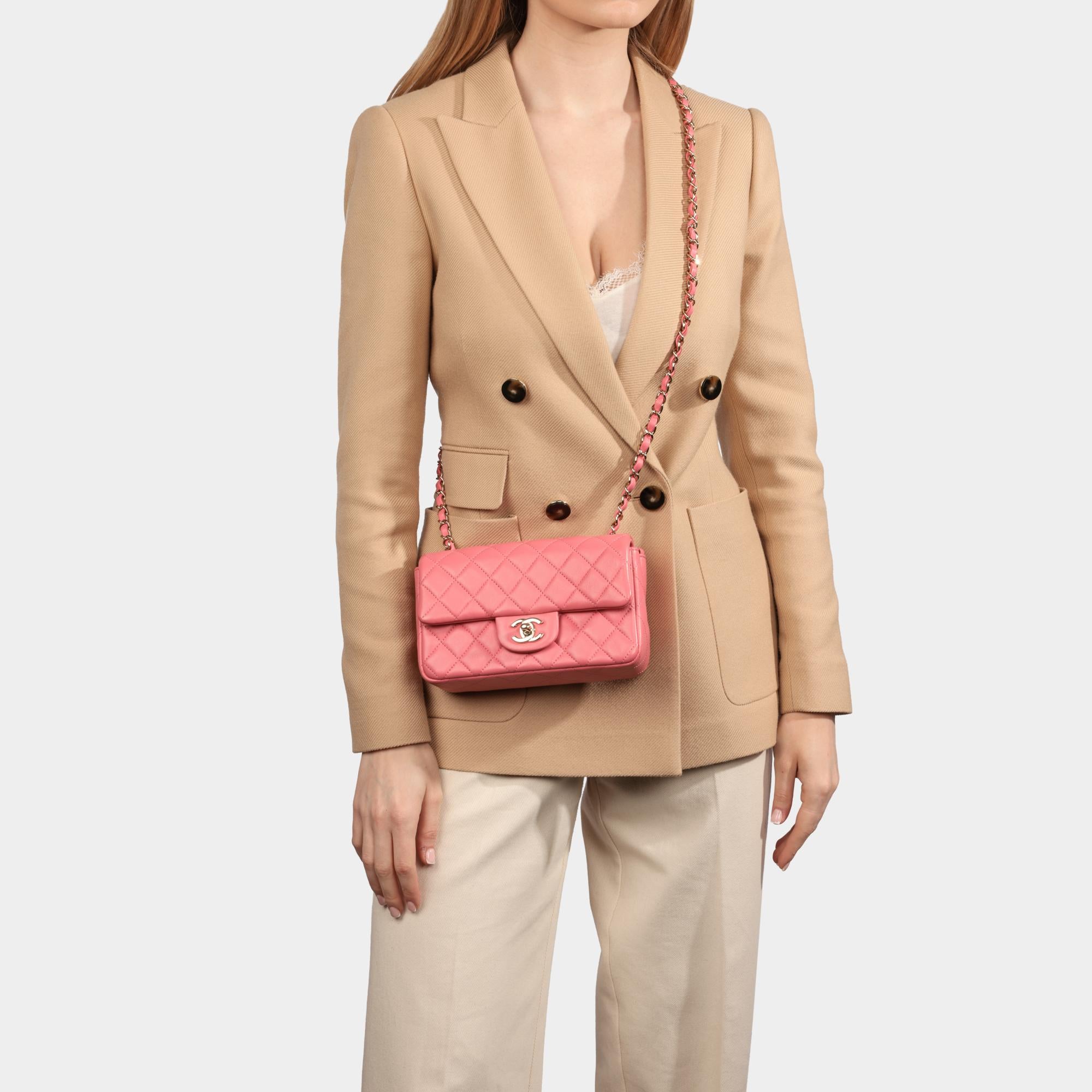 Chanel - Mini sac à rabat rectangulaire en cuir d'agneau matelassé rose en vente 8