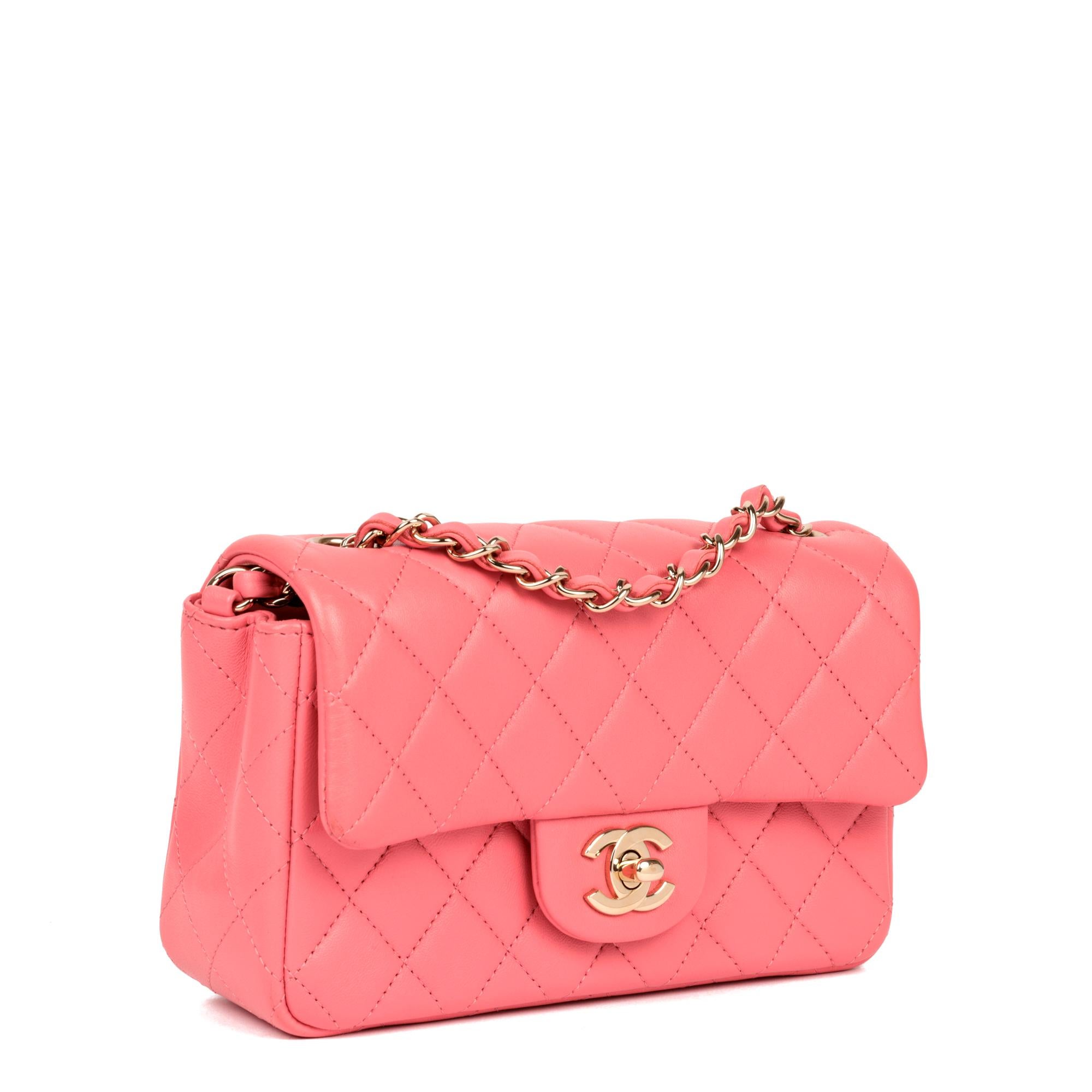 Chanel - Mini sac à rabat rectangulaire en cuir d'agneau matelassé rose

NOTES D'ÉTAT
L'extérieur est dans un état exceptionnel et ne présente aucune trace d'utilisation.
L'intérieur est dans un état exceptionnel et ne présente aucune trace