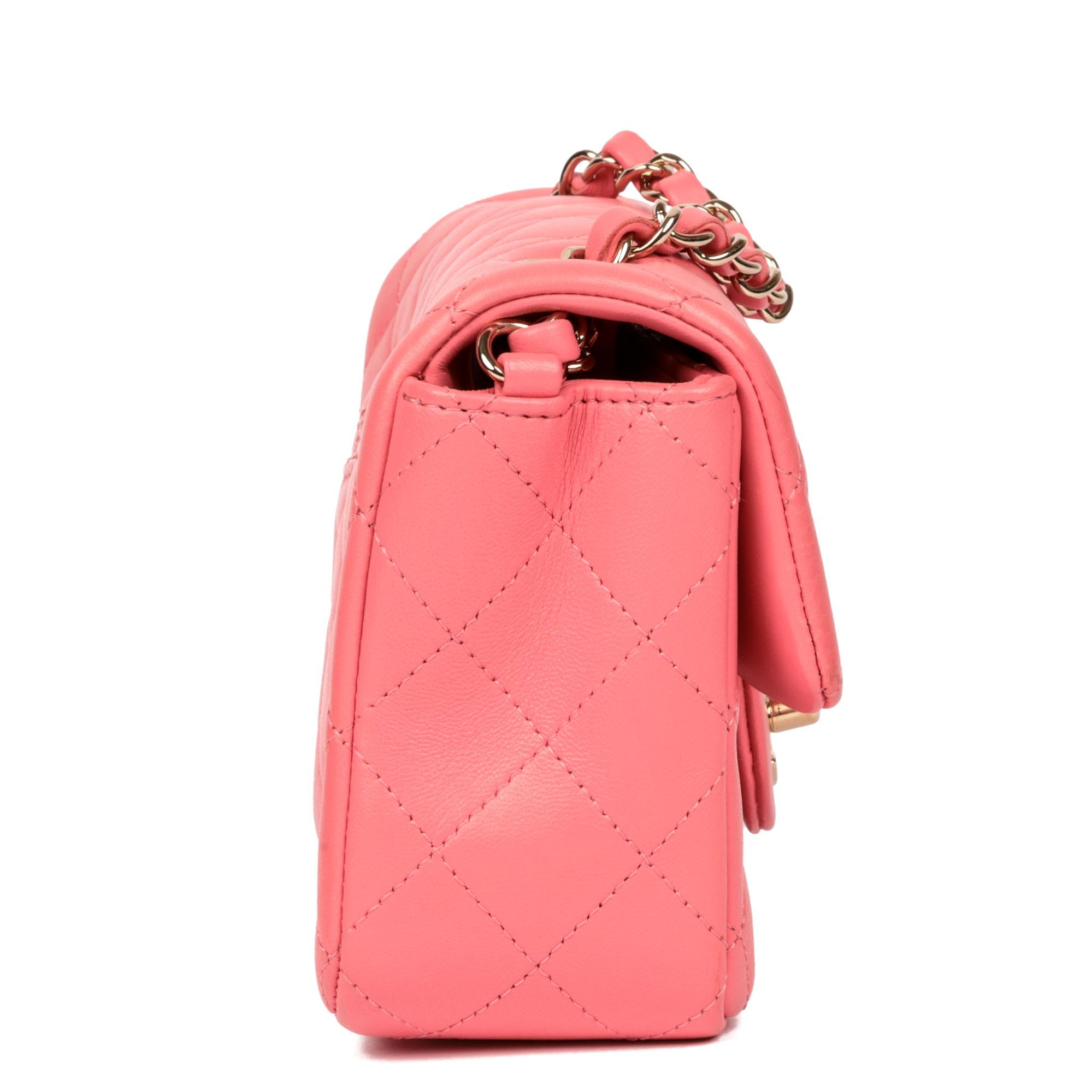 Rose Chanel - Mini sac à rabat rectangulaire en cuir d'agneau matelassé rose en vente